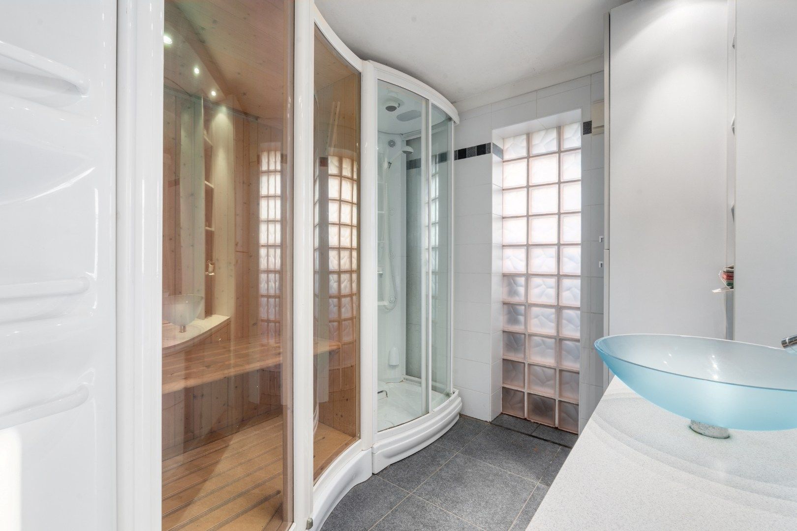 Charmante rijwoning met zonnig terras, wellnessruimte en garagebox in de Vicognewijk foto 22