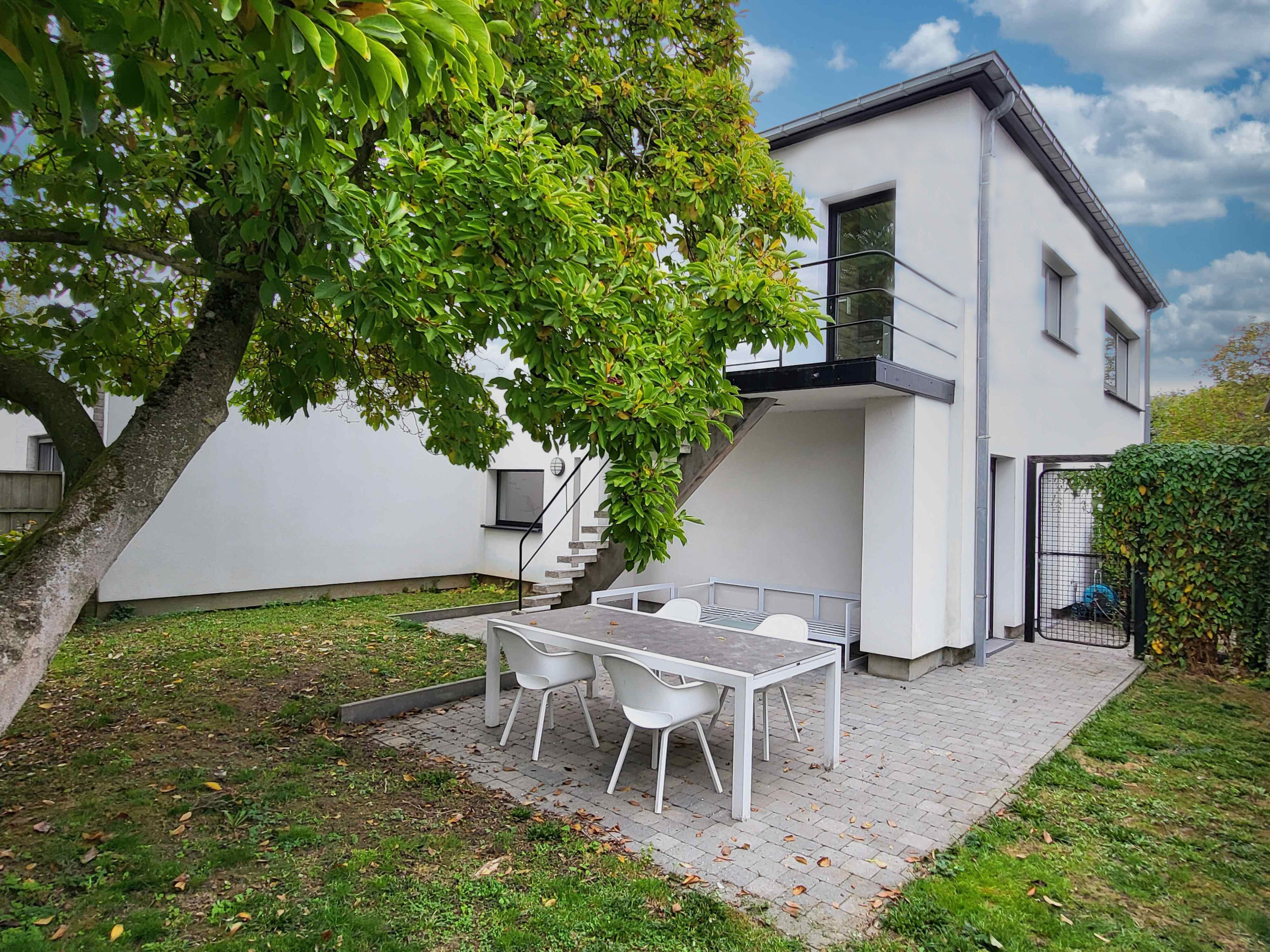 Prachtig gerenoveerde woning in 2015 op 428m² met zonnepanelen, zonnige tuin en 2 garages.  foto 2
