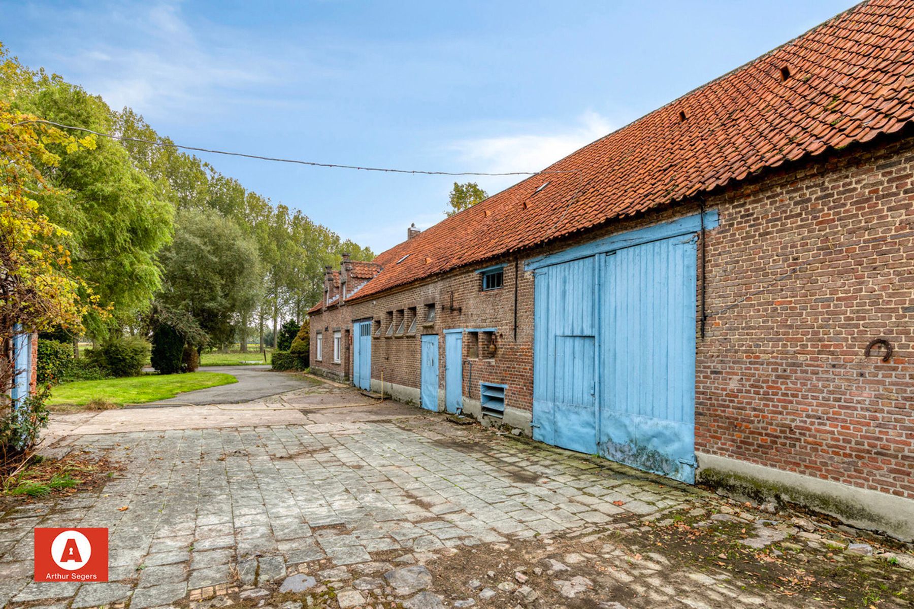 Uniek gelegen hoeve met bijgebouwen en weiland op 1,49 ha foto 5
