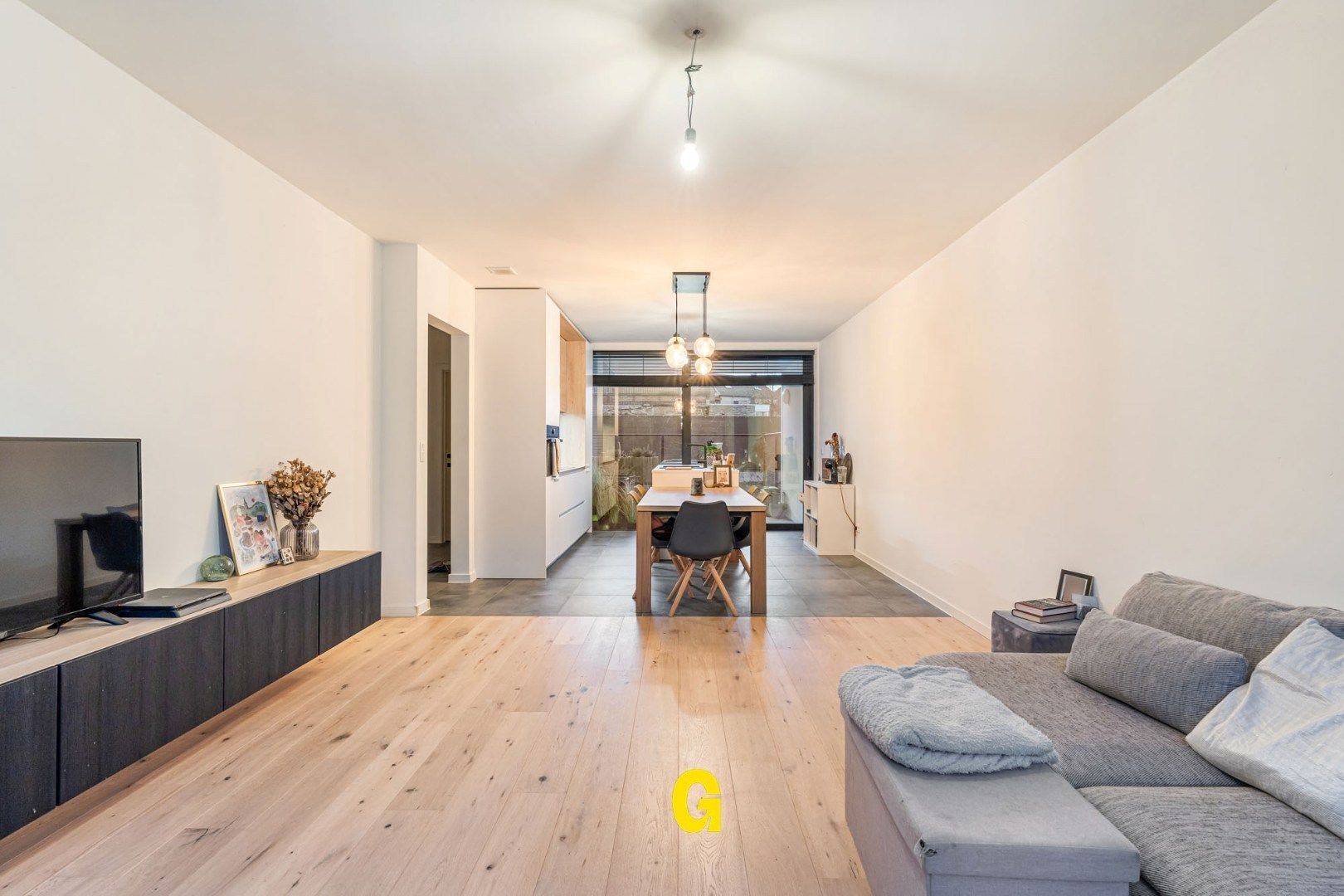 Recent gelijkvloersappartement met 2 slaapkamers, terras, voor- en achtertuin, standplaats en extra ruime berging in hartje Hoeselt foto 2