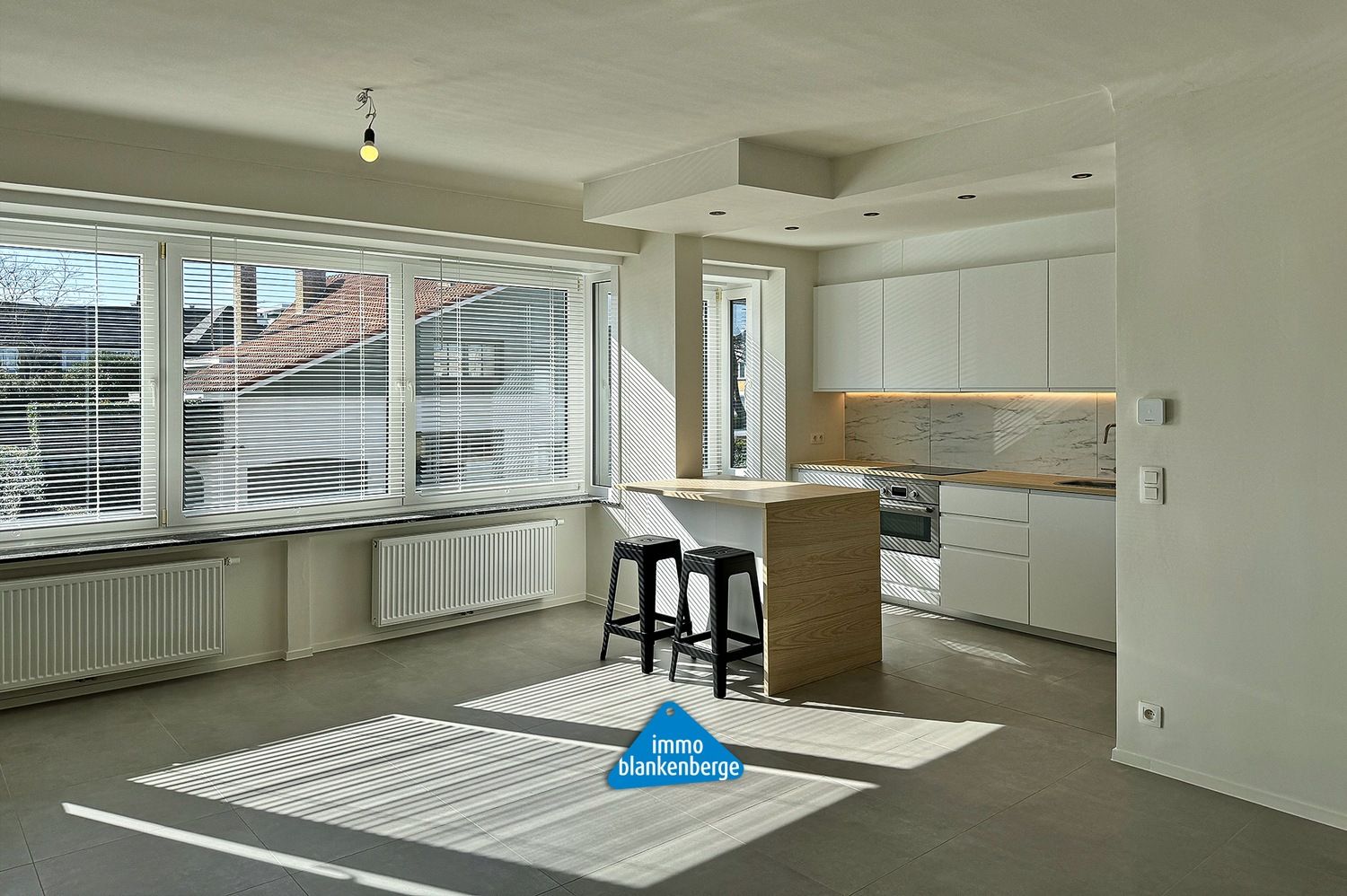 Modern Gerenoveerd Appartement met 2 Slaapkamers foto {{pictureIndex}}
