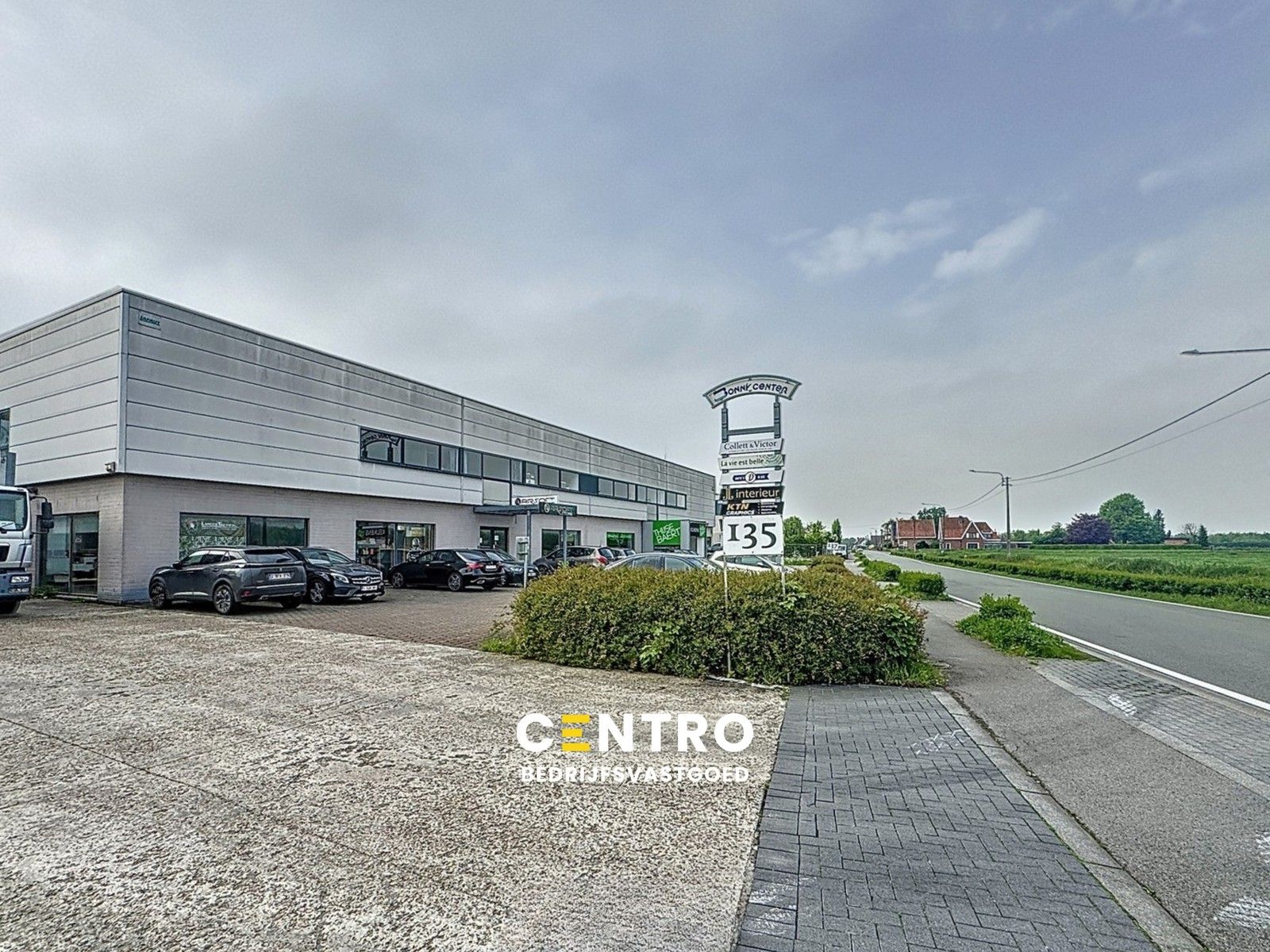 Instapklare en lichtrijke kantoorruimte (160m²) met ver-zicht op eerste verdieping met ruime parkeermogelijkheid te Oostkamp. Vlotte bereikbaarheid via autosnelwegen E40/E403! foto {{pictureIndex}}