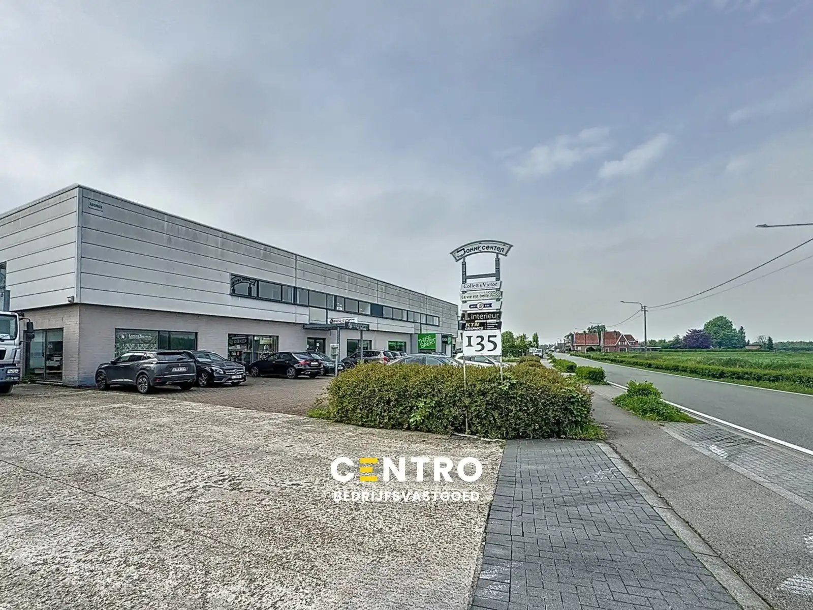 Instapklare en lichtrijke kantoorruimte (160m²) met ver-zicht op eerste verdieping met ruime parkeermogelijkheid te Oostkamp. Vlotte bereikbaarheid via autosnelwegen E40/E403! foto {{pictureIndex}}