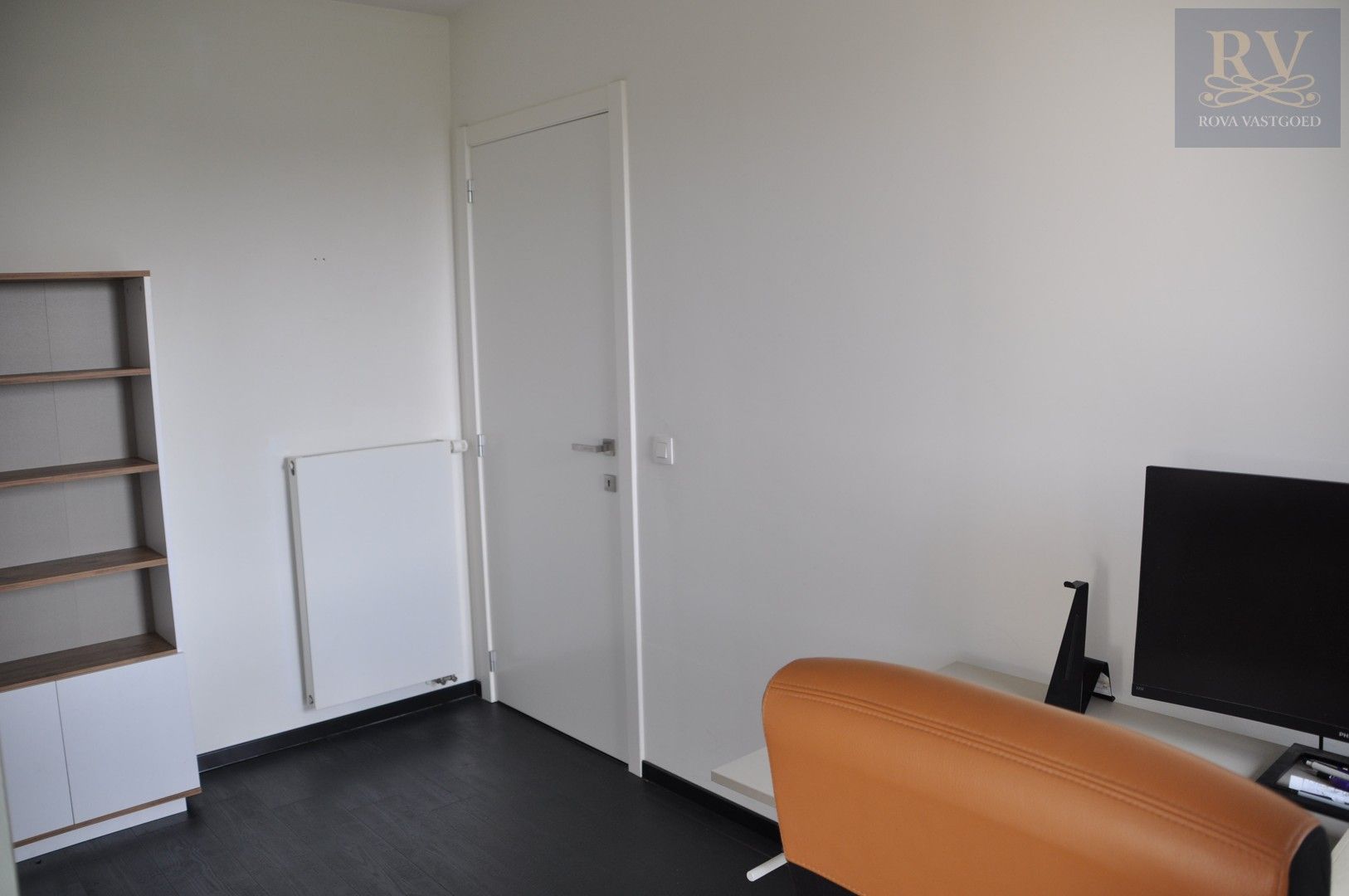 RUIM APPARTEMENT VAN +- 100 M² MET 2 SLPK EN BUREEL OP CENTRALE LOCATIE IN HASSELT foto 13