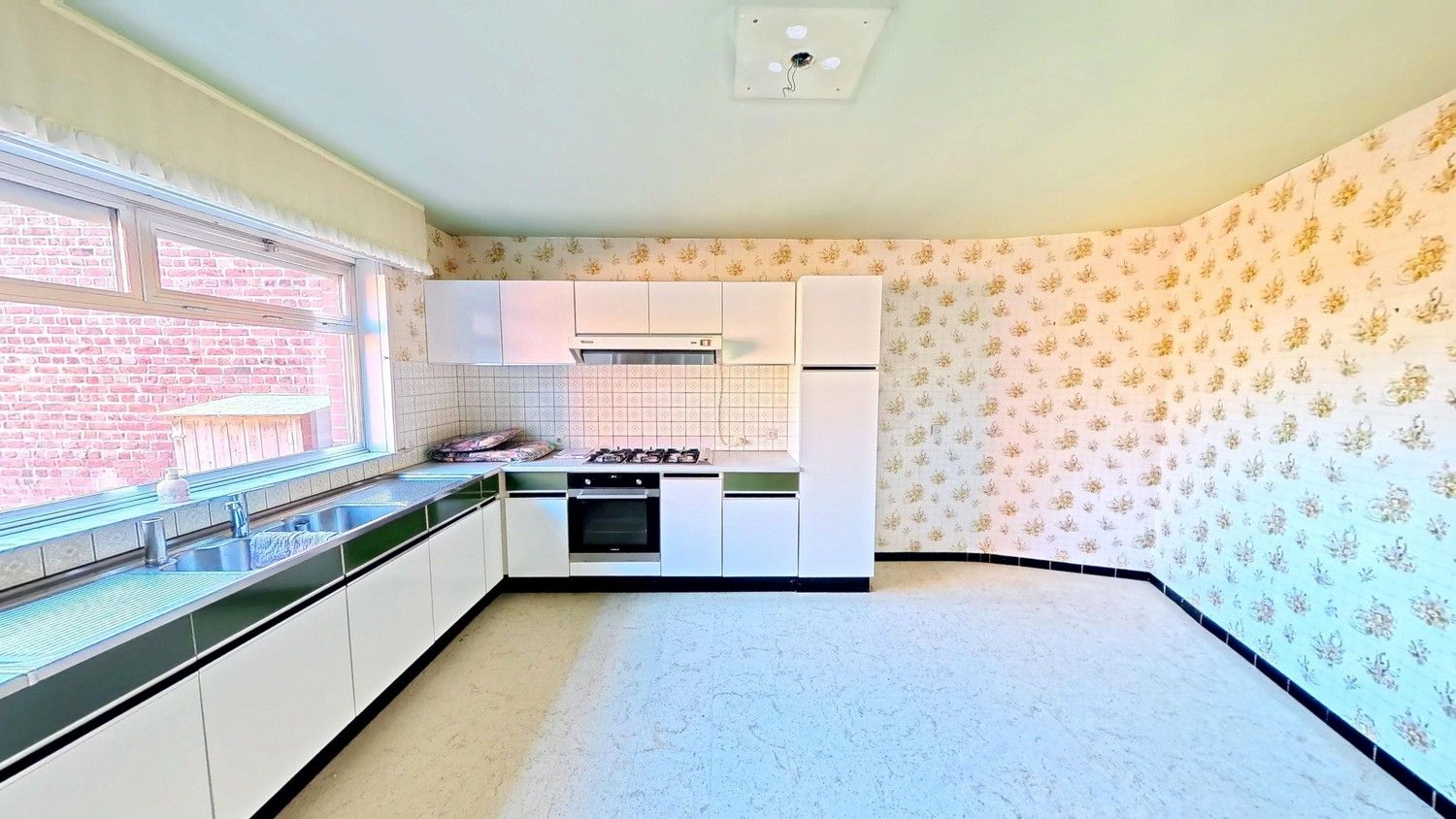 🏡 Ruime woning met 4 slaapkamers en inpandige garage te Sint-Baafs-Vijve! foto 5