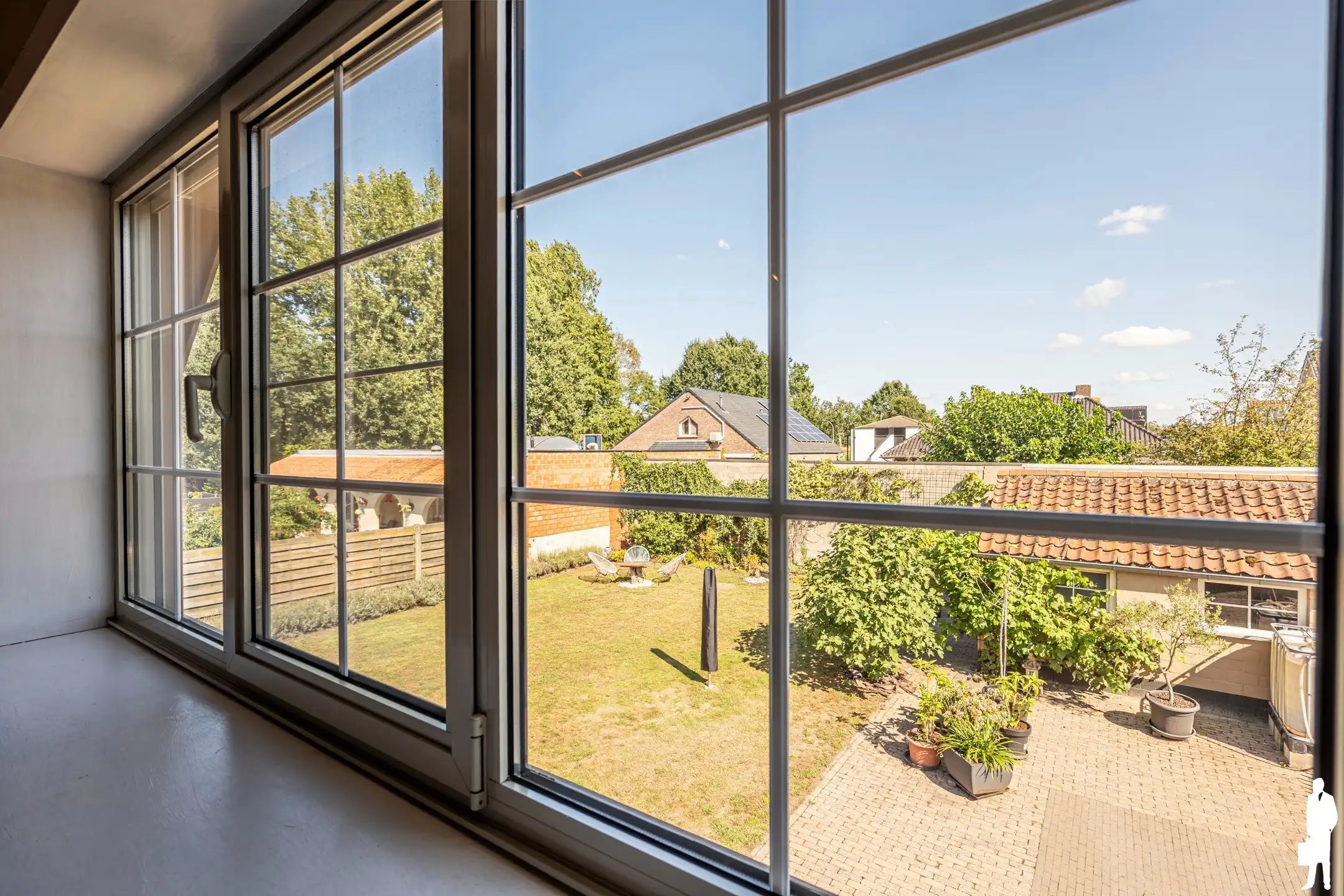 Vrijstaande villa met 4 slpk. gelegen op de dijk van kanaal  foto 35