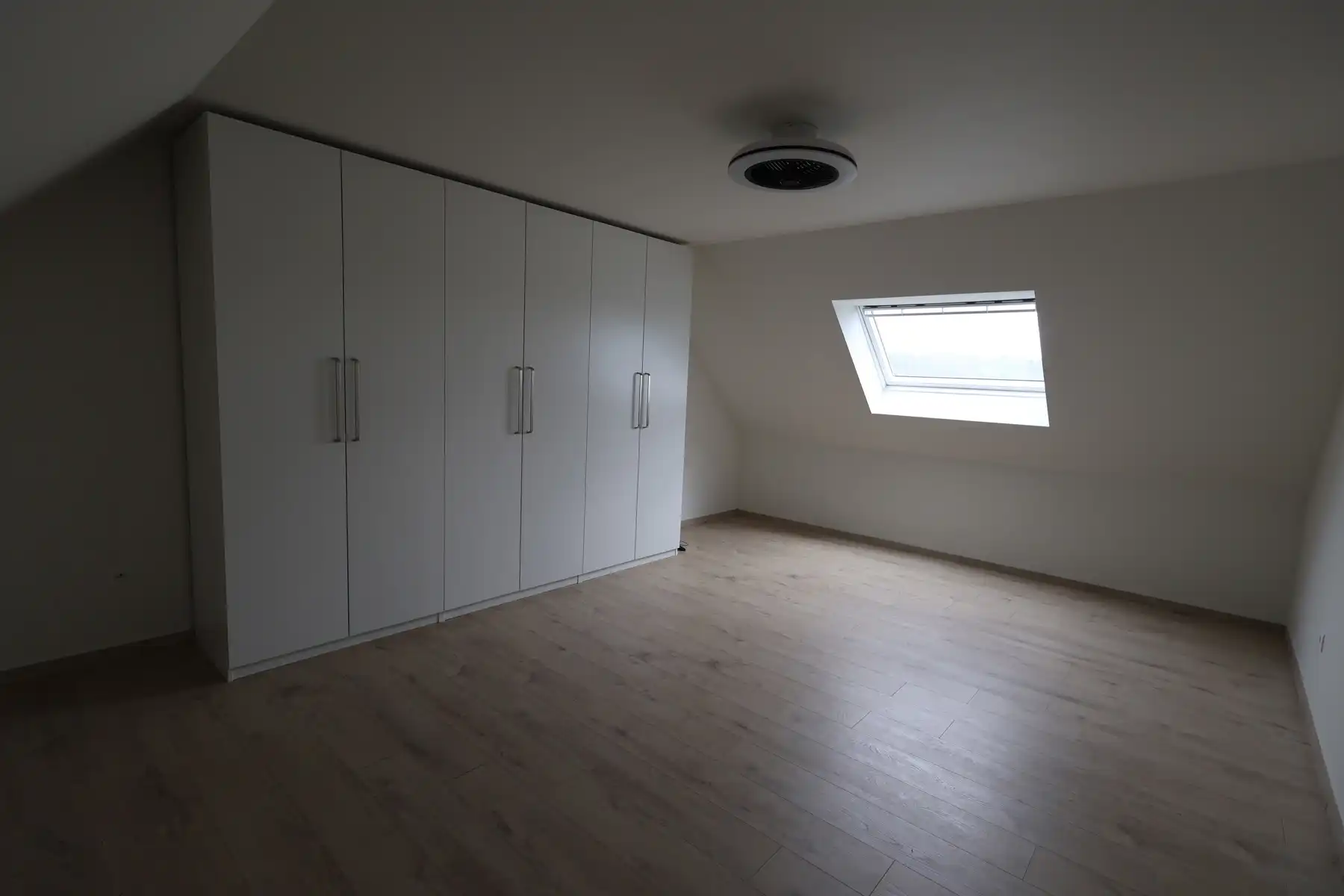 Een ruime nieuwbouwwoning met 3 slaapkamers, terras, tuin en garage.  foto 10