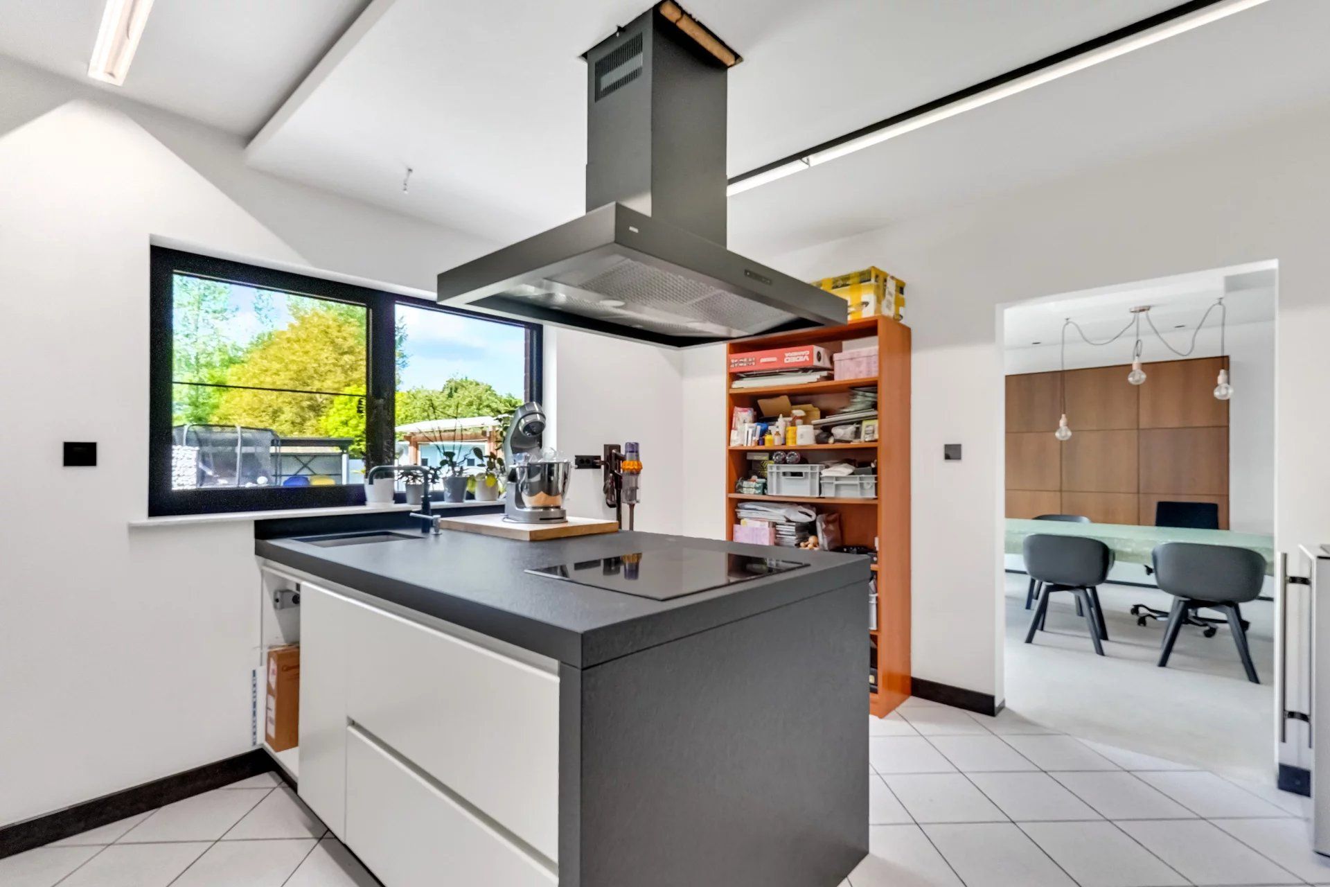 Ruime woning met zwembad op mooi groot perceel foto 10