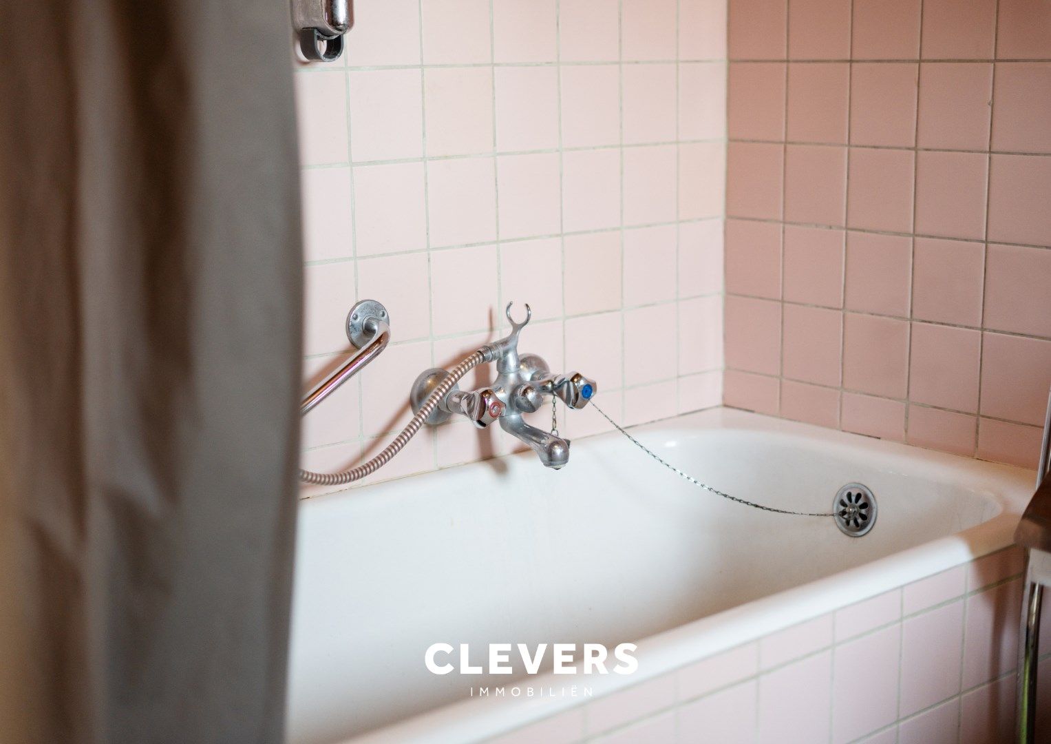 Op te frissen gezinswoning met 4 slaapkamers en zij-ingang foto 13