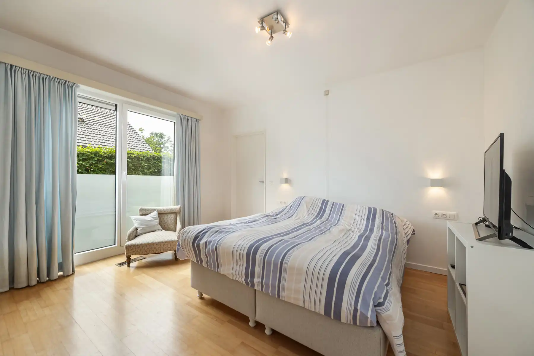 Split-level woning op ca. 1103 m² in een rustige woonwijk foto 12