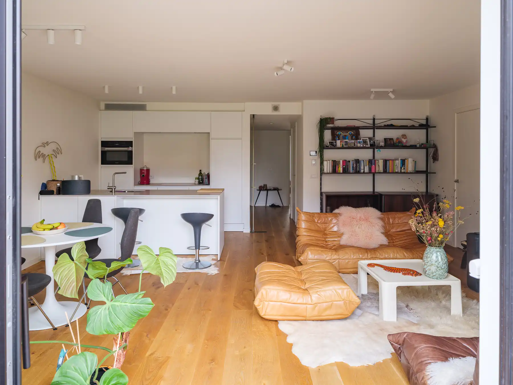 Instapklaar recent appartement met terras foto 7