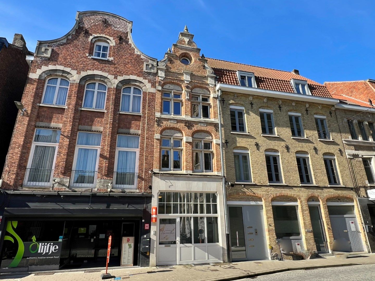 Karaktervolle rijwoning met terras in het centrum van Ieper foto 1