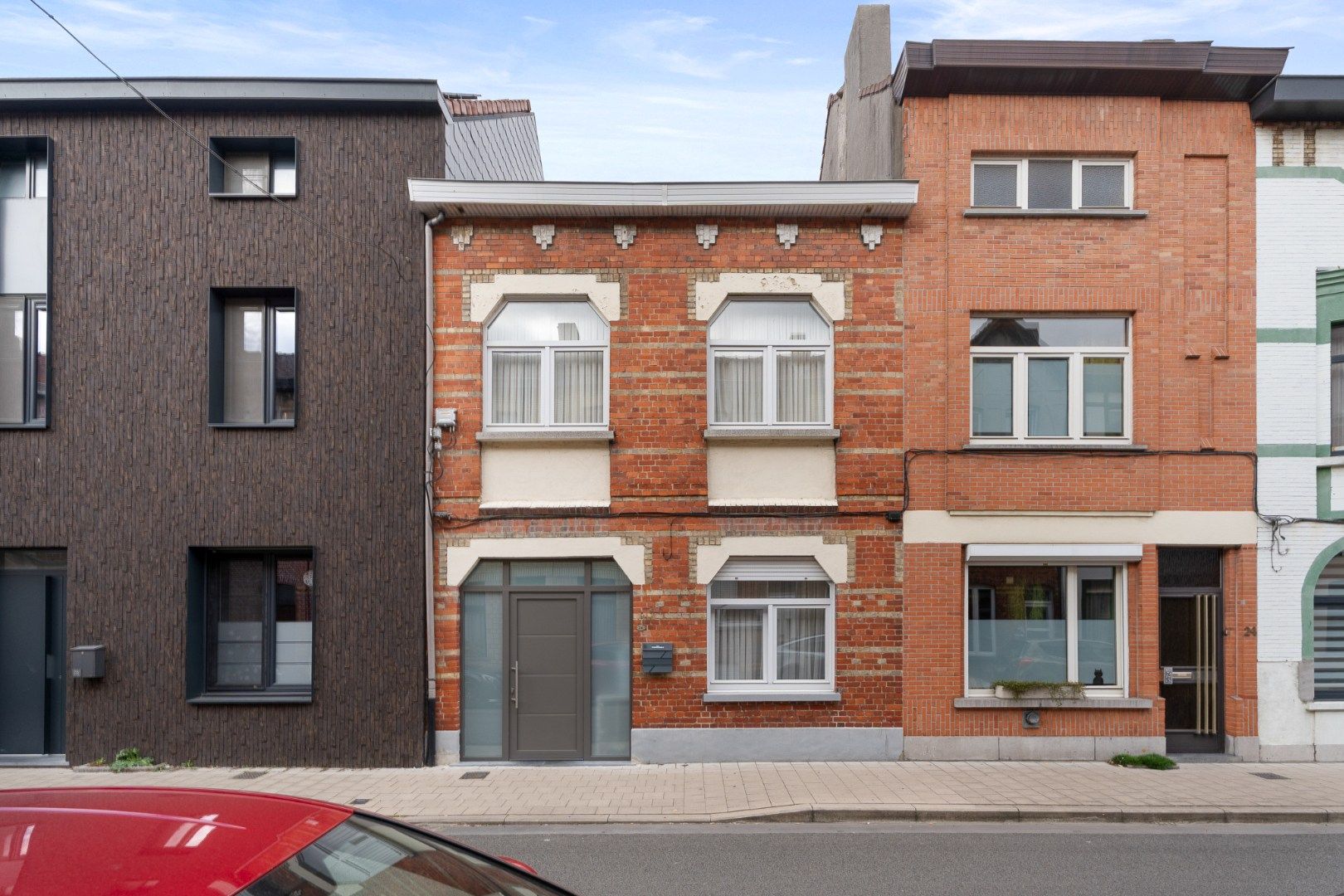 Instapklare  eengezinswoning met grote buitenruimte  in de Bloemekenswijk foto {{pictureIndex}}