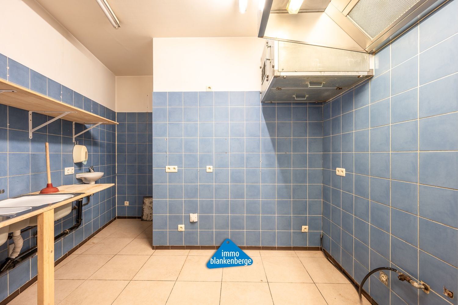Handelspand op topligging bij de jachthaven – ideaal voor horeca foto 9