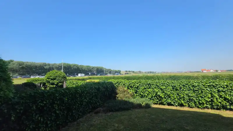 Instapklaar appartement met 2 slaapkamers en twee privé tuintjes: altijd zon en altijd een schaduwplekje! foto 16