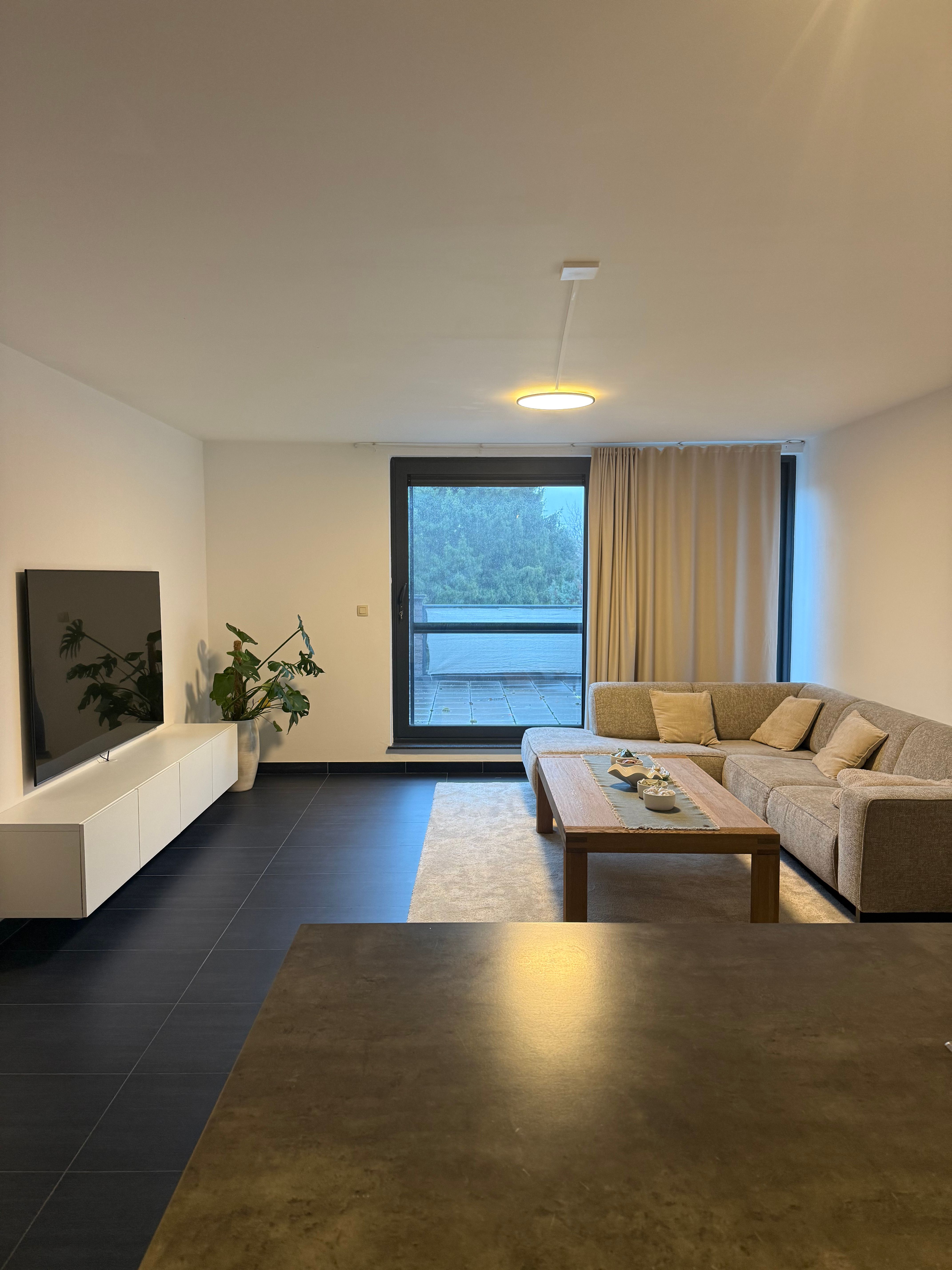 Ruim, energiezuinig triplex-appartement met terras in het hart van Lanaken foto 3