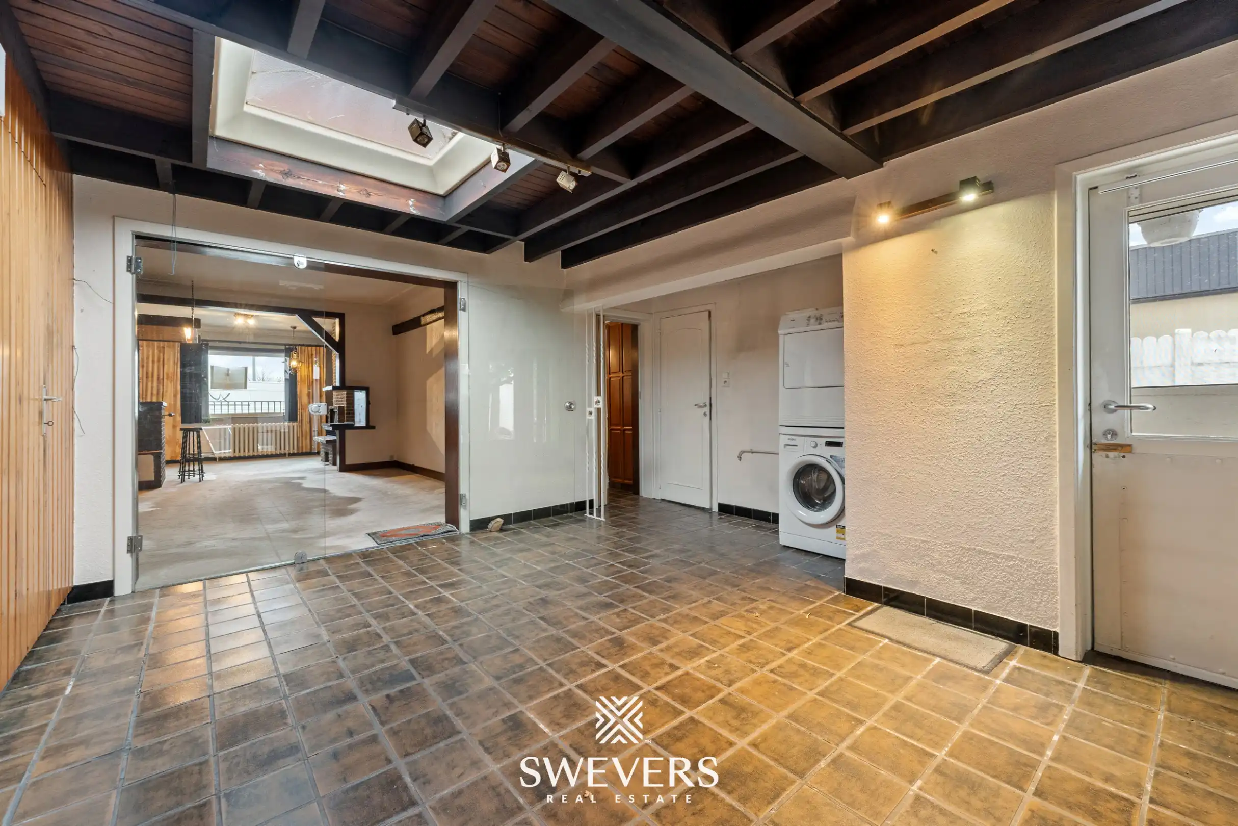 Ruime gezinswoning met multifunctionele loods op commerciële toplocatie foto 12