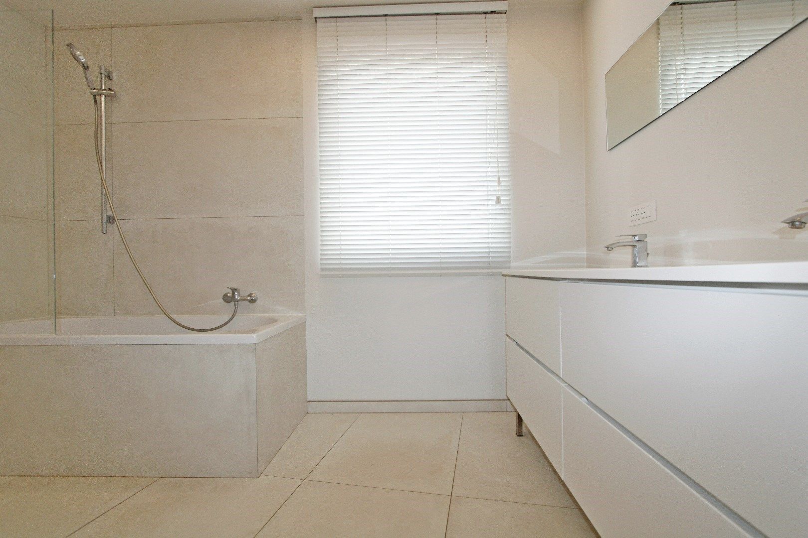 Handelshuis: Woning met winkel- kantoorruimte-vrij beroep in hartje Westkapelle te koop foto 6