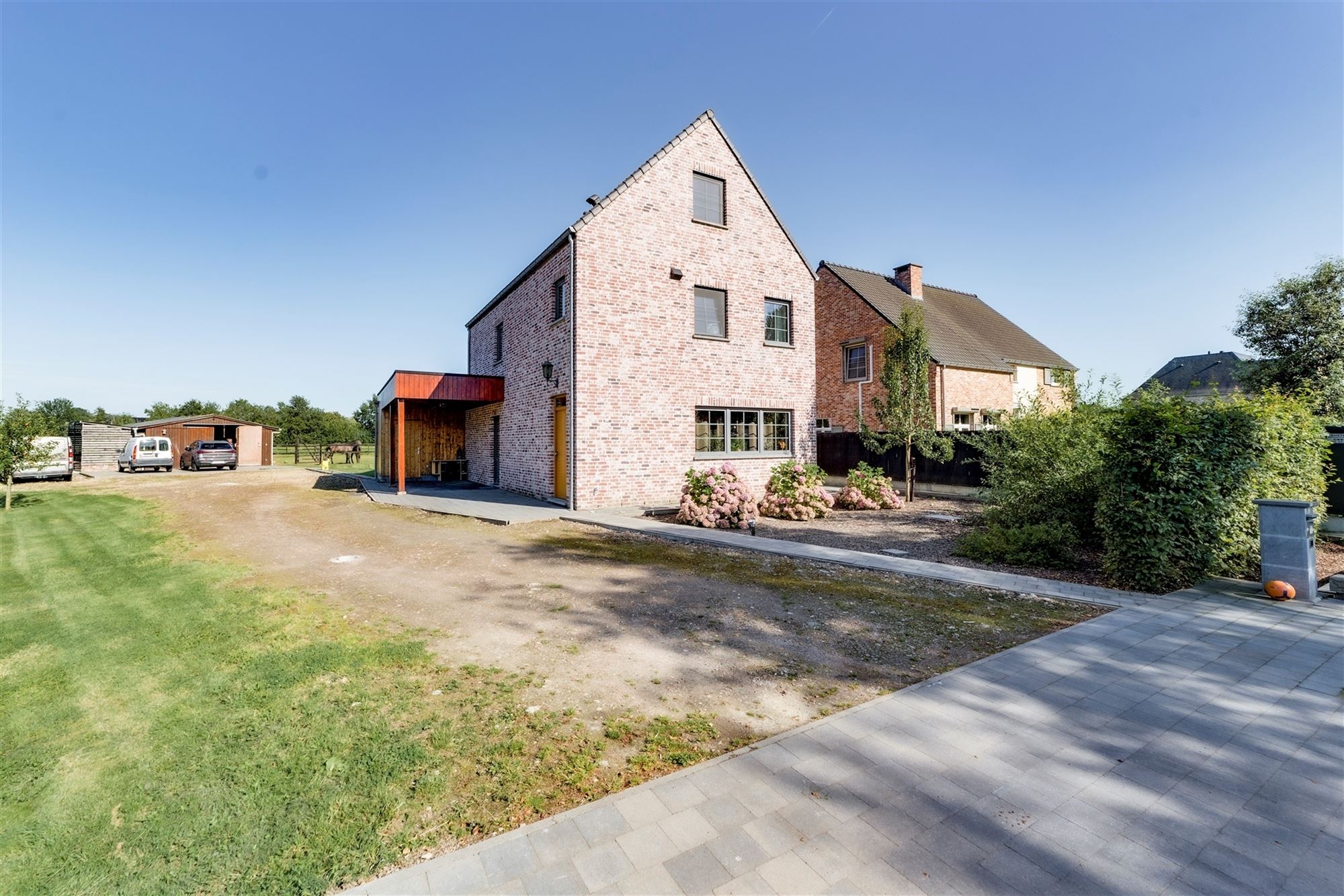 Recente OB met 4 slk op 2200 m² met 2 paardenstallen foto 3