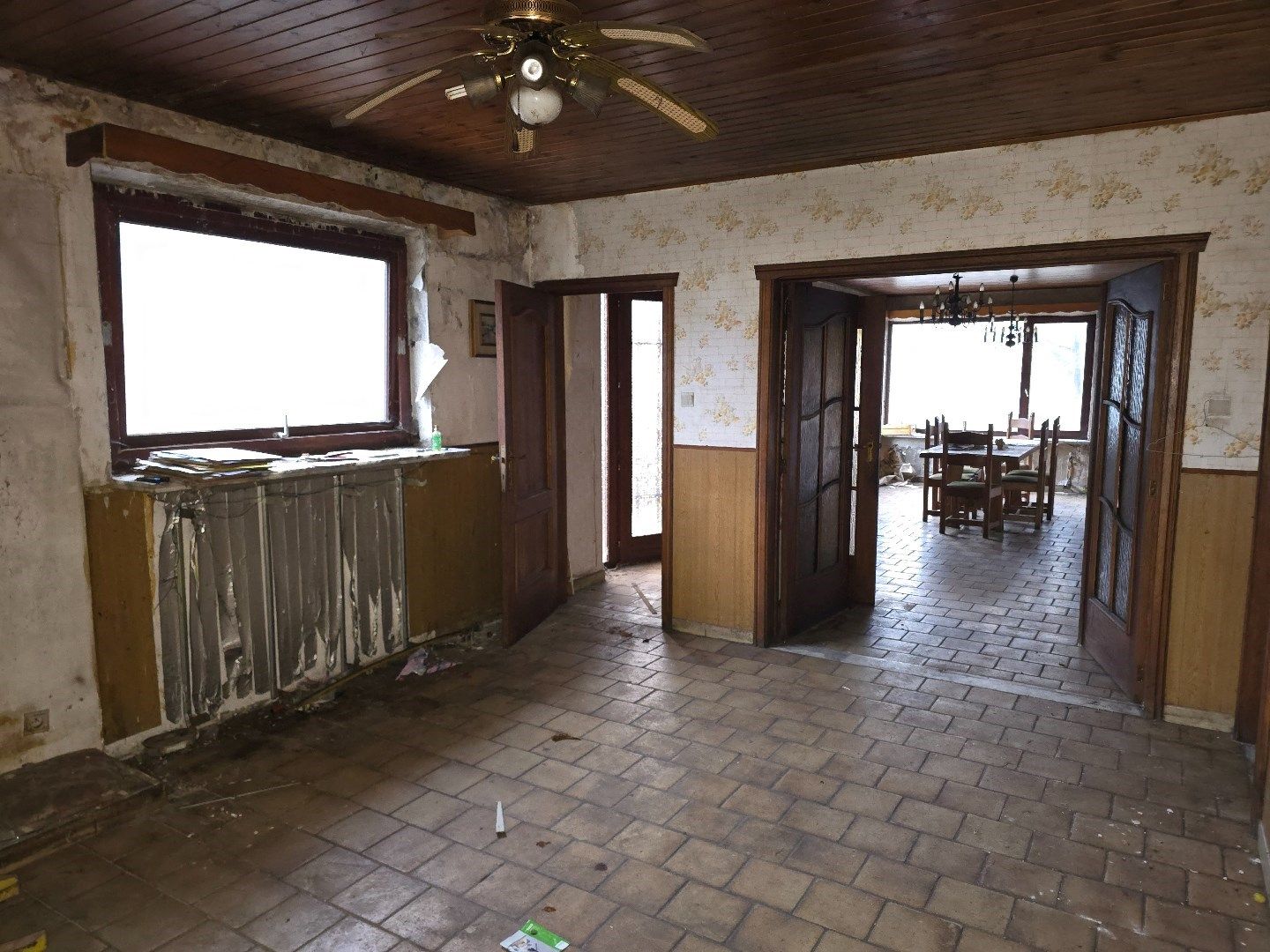 Te renoveren woning, 4 slpk, met tuin en 3 garages foto 8