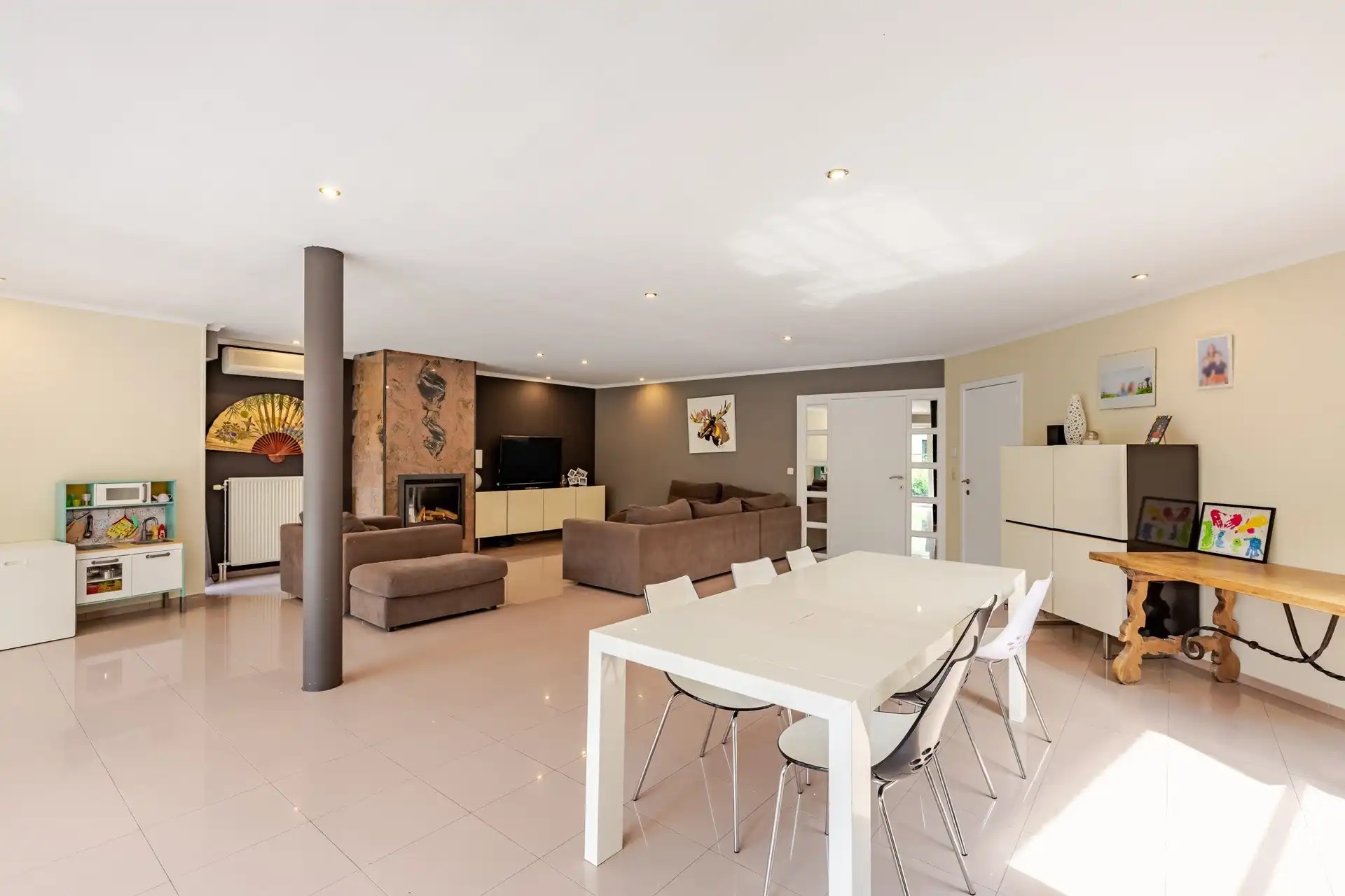 Instapklare en ruime gezinswoning met 5 slaapkamers, zonnige tuin en extra praktijk-/kantoorruimte op topligging te Aalst  foto 8