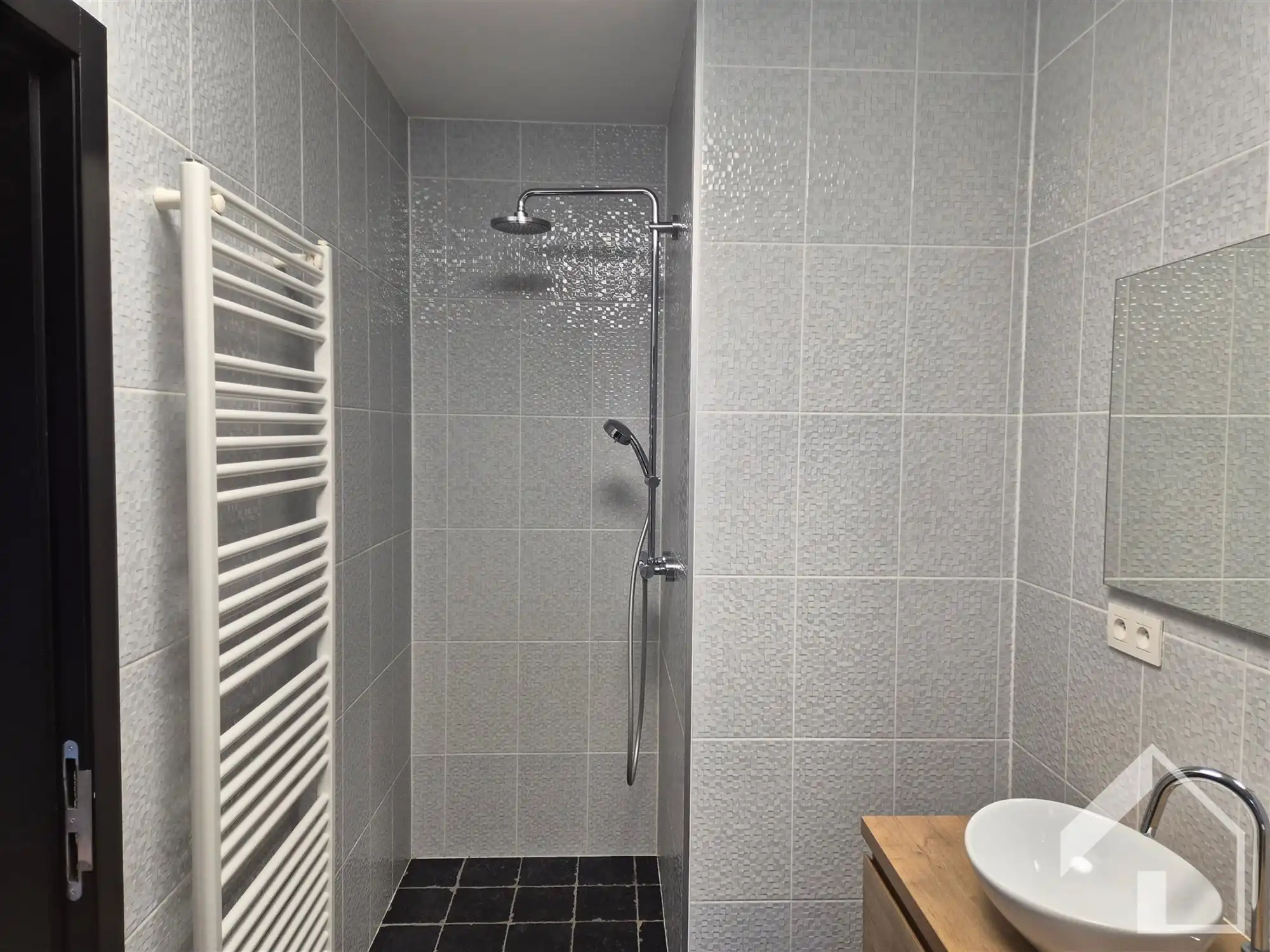 Lichtrijke huurwonig met leuke tuin, terras,oprit en 3 ruime slaapkamers nabij het centrum van Maria-ter-heid (Brasschaat) foto 9