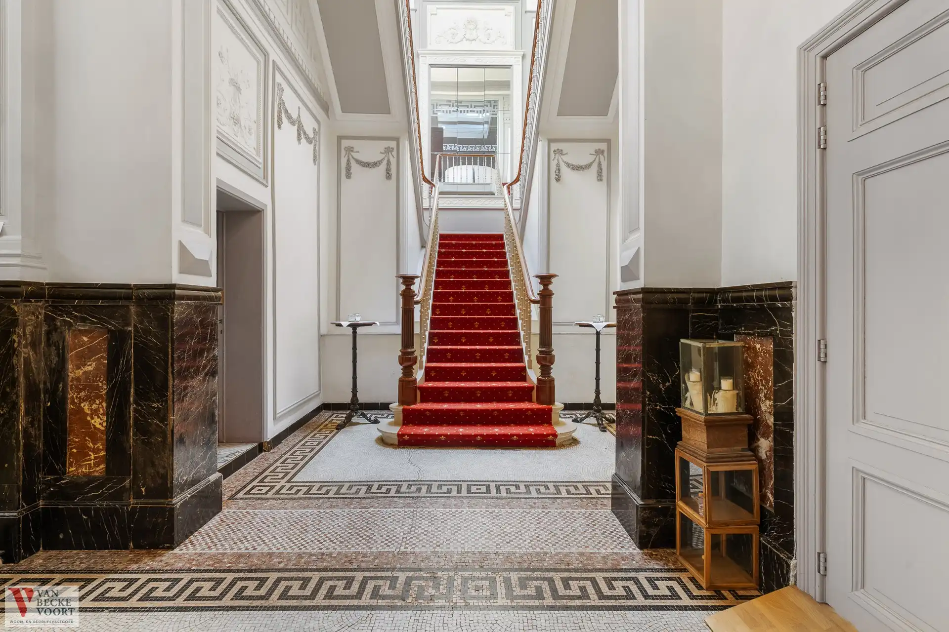 Imposant herenhuis met feestzaal foto {{pictureIndex}}