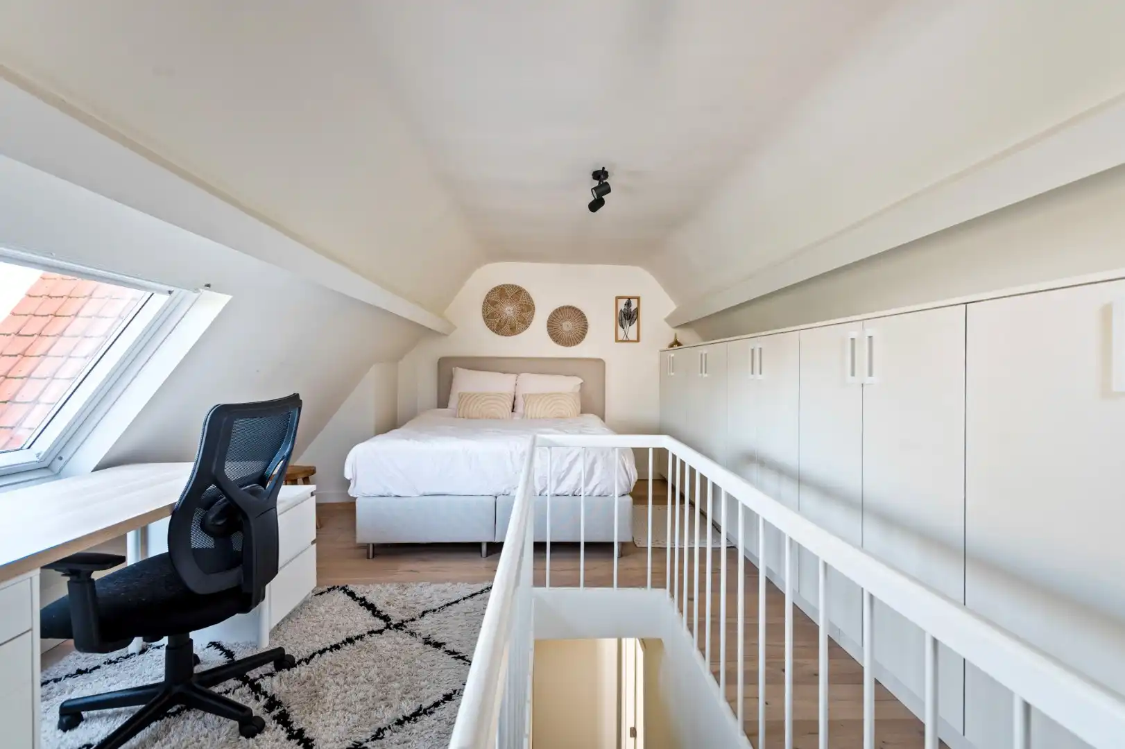 Instapklare vernieuwde woning op absolute topligging foto 12