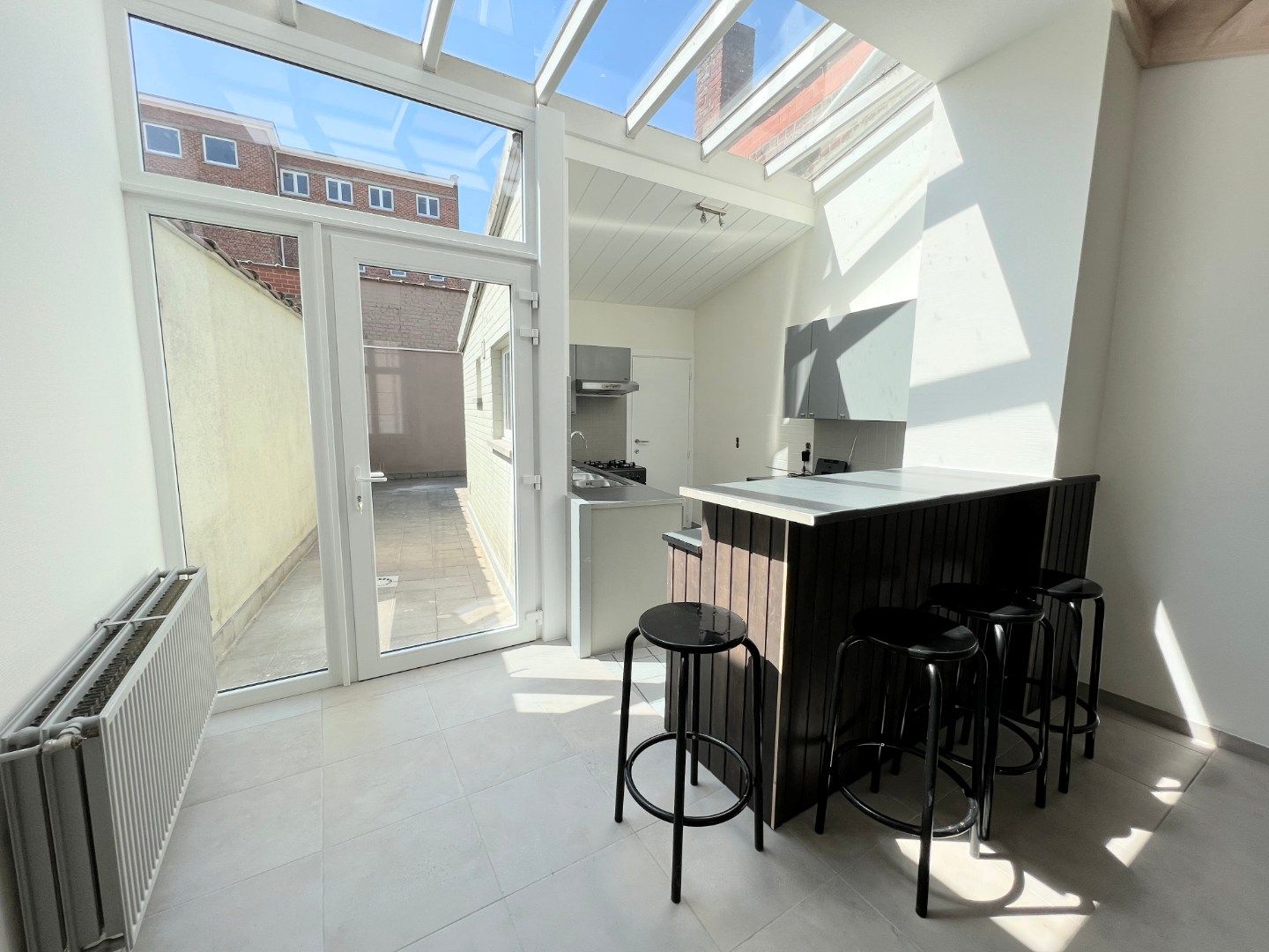 GERENOVEERDE STADSWONING IN CENTRUM IEPER MET 3 SLPKS EN ZONNIG TERRAS foto 5