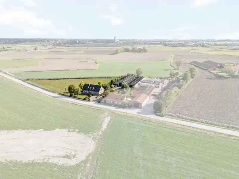 Hoofdfoto van de publicatie: Villa met loods