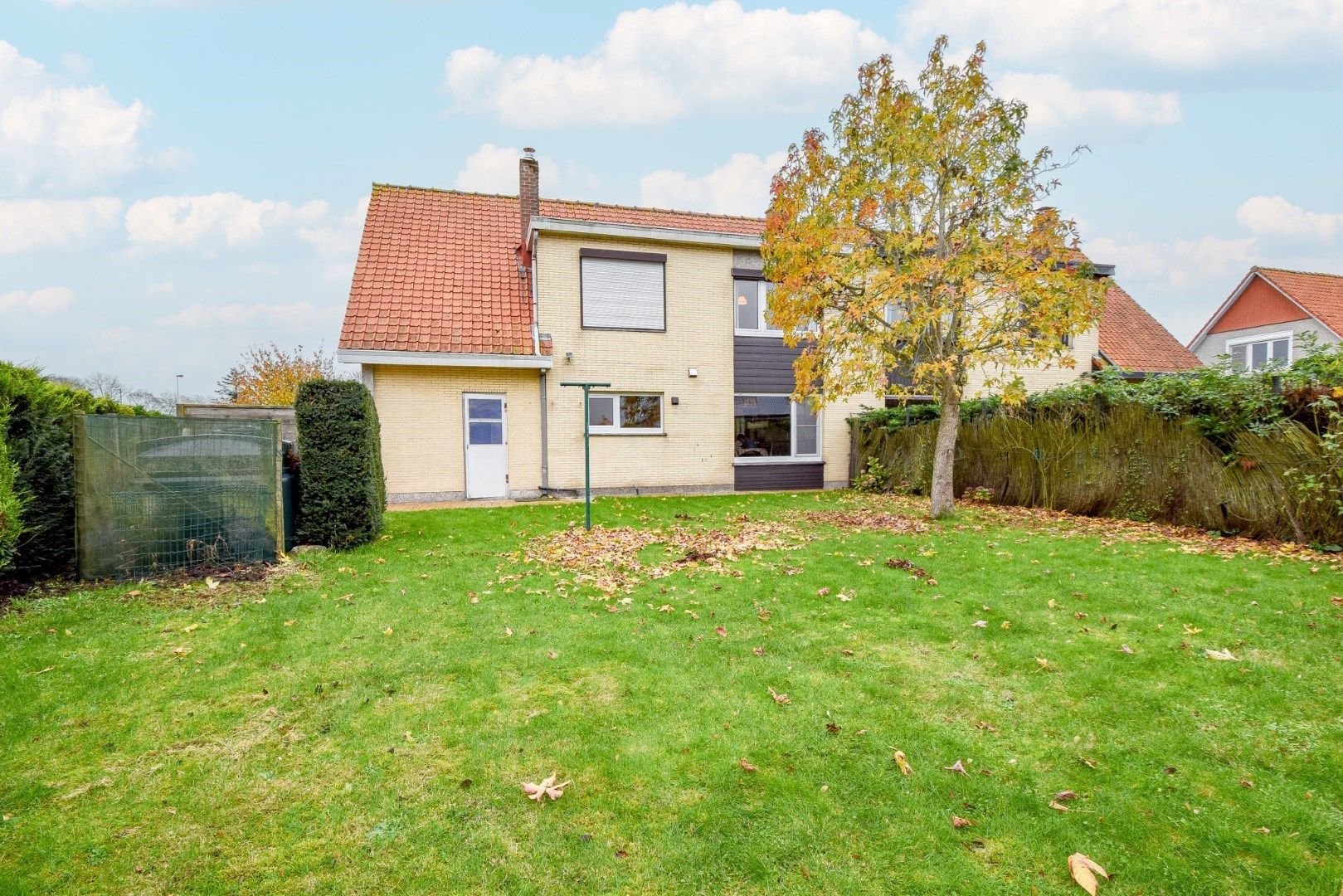 Halfopen woning met 4 slaapkamers en garage in rustige woonwijk te Leffinge foto 2