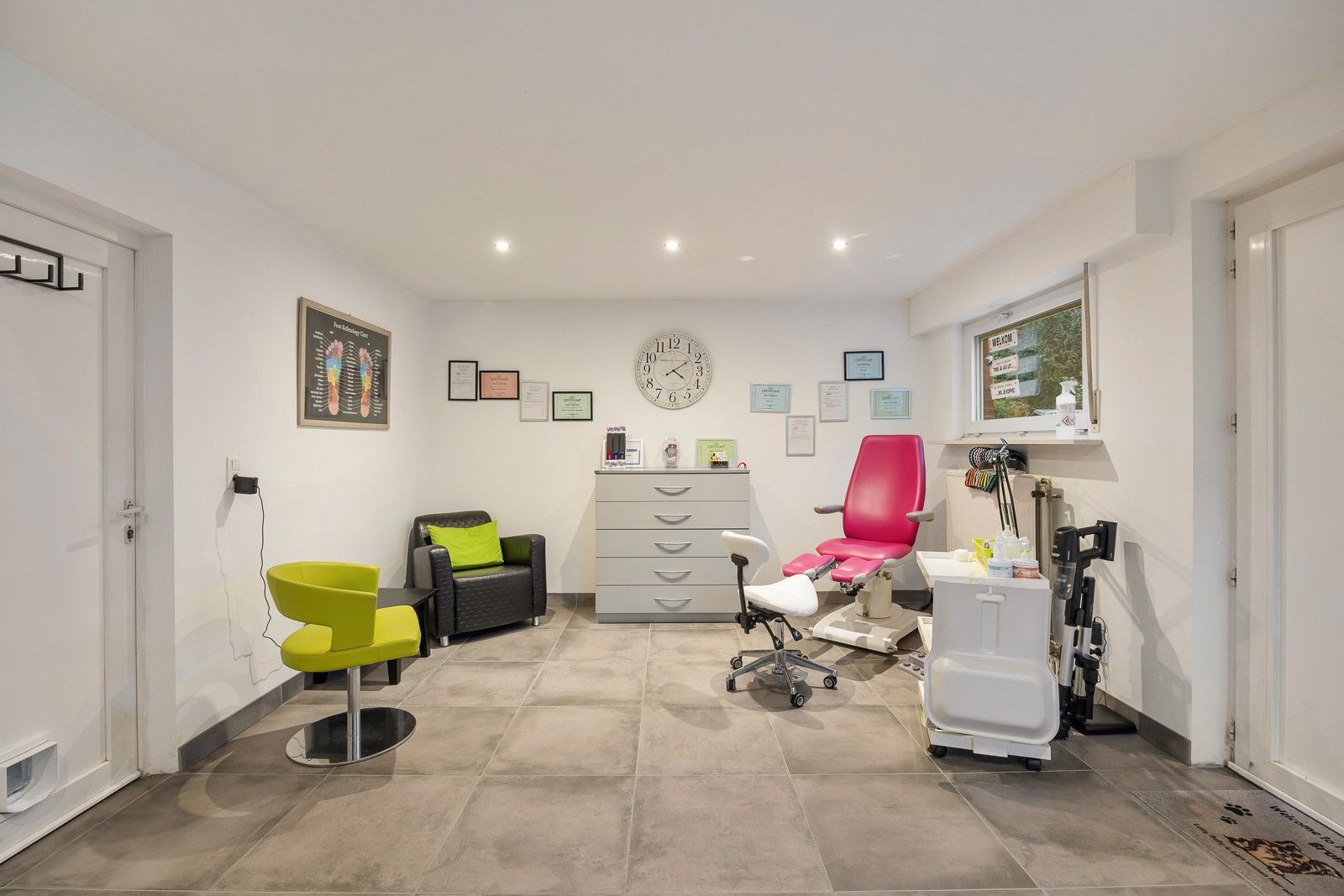 Complete hoekwoning met praktijkruimte/kantoor en 2 aparte opritten of te gebruiken als zorgwoning. foto 7