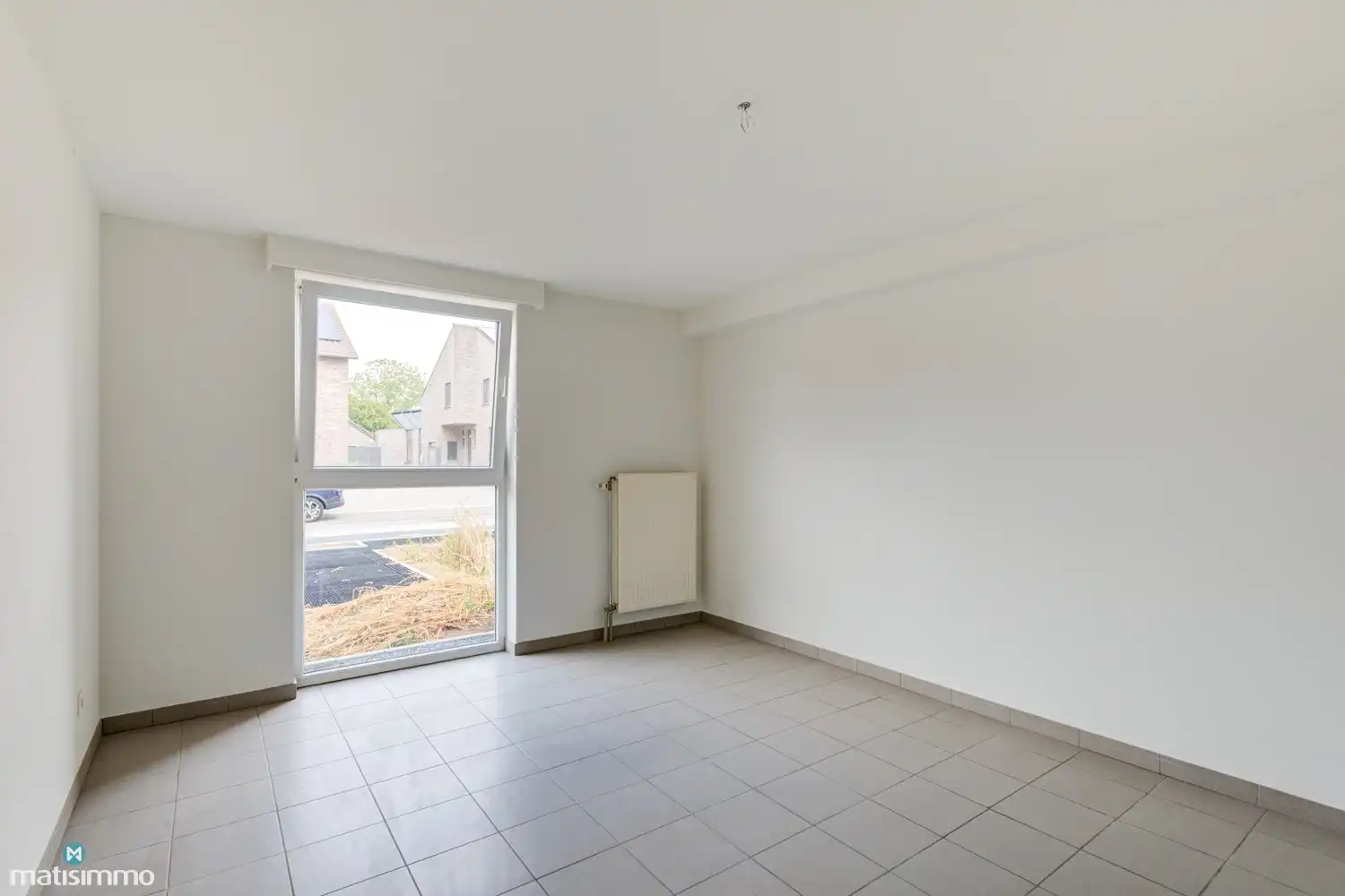 INSTAPKLAAR GELIJKVLOERS APPARTEMENT MET 2 SLAAPKAMERS, BERGING EN AUTOSTAANPLAATS NABIJ HET CENTRUM VAN BILZEN foto 9