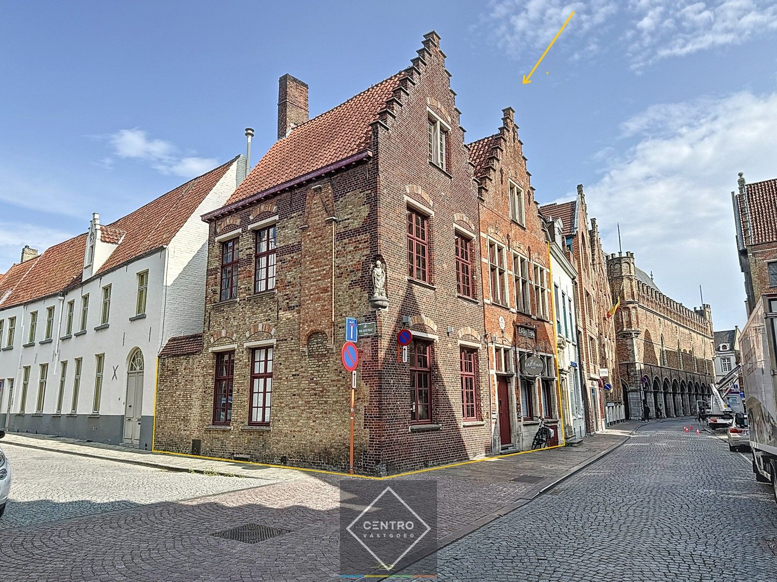 Authentiek, volledig onderkelderd HANDELSHUIS (hoekligging) met binnenkoer in het historisch centrum van Brugge. Op 100m van de Grote Markt! foto 1