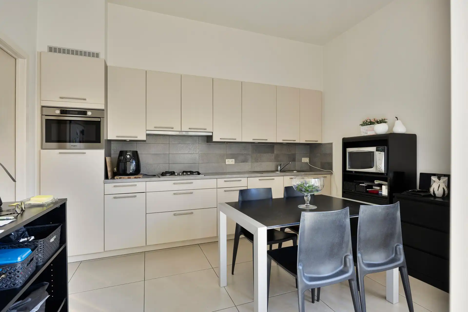 Lichtrijk gelijkvloers appartement met aparte toegang, 2 slaapkamers en plafonds van ca. 3 m foto 6