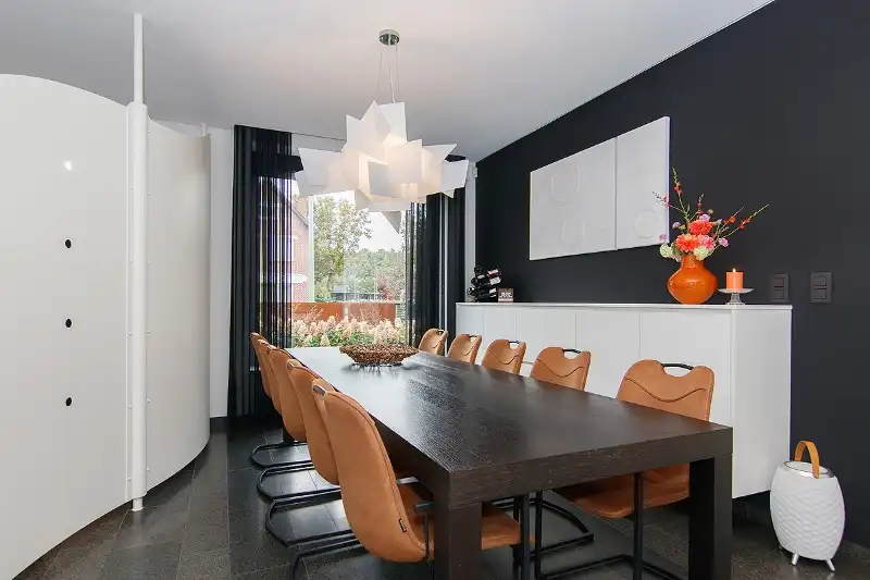 Knap afgewerkte, energiezuinige en ruime woning met vier slaapkamers, guesthouse/praktijkruimte op een centrale (maar toch bosrijke!) locatie te As foto 8