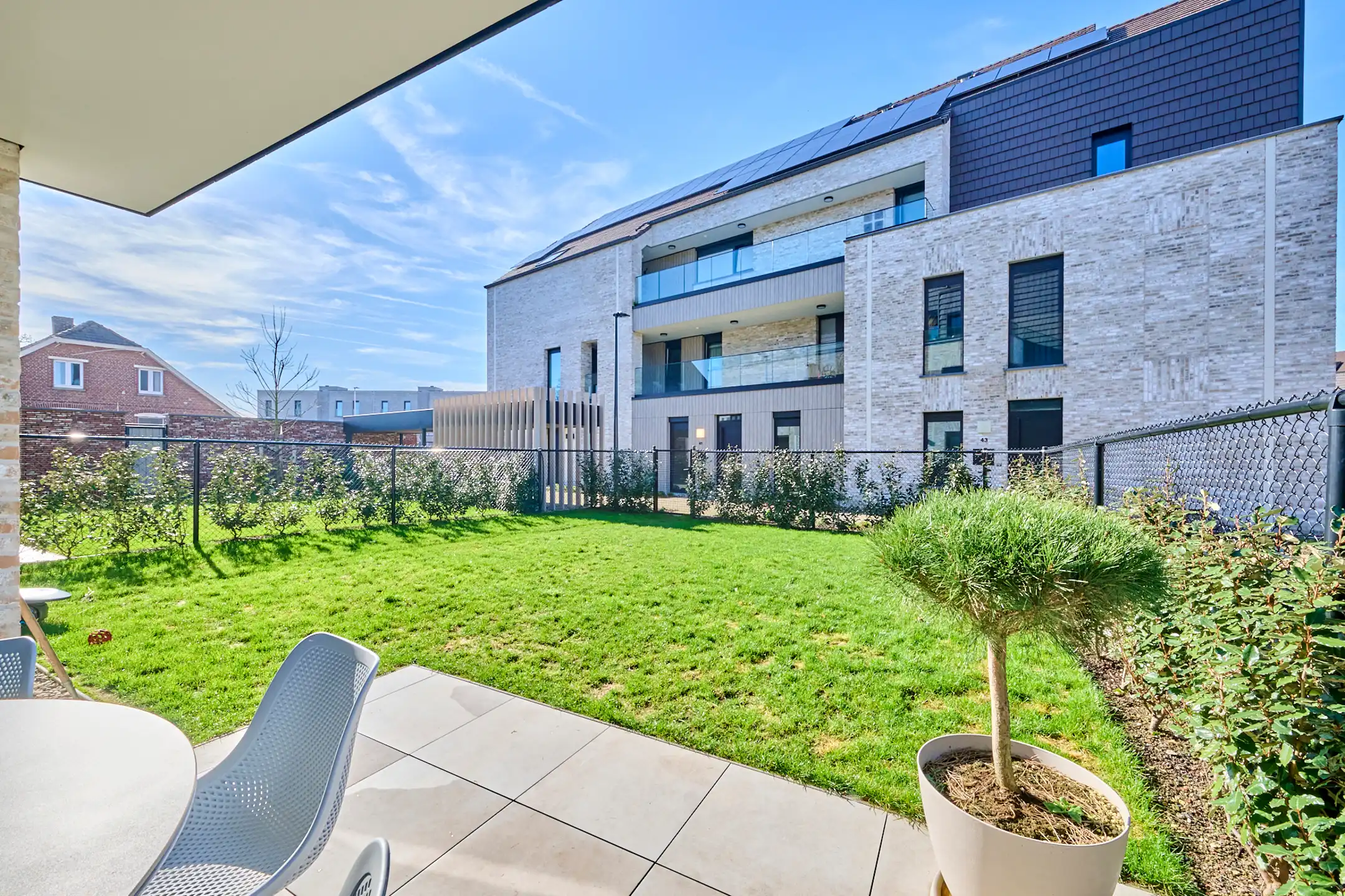 Mooi ruim gelijkvloers nieuwbouw appartement met tuintje ! foto {{pictureIndex}}