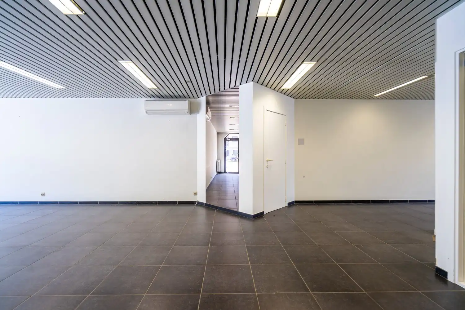 HANDELSRUIMTE MET 7 PRIVÉPARKINGS foto 6