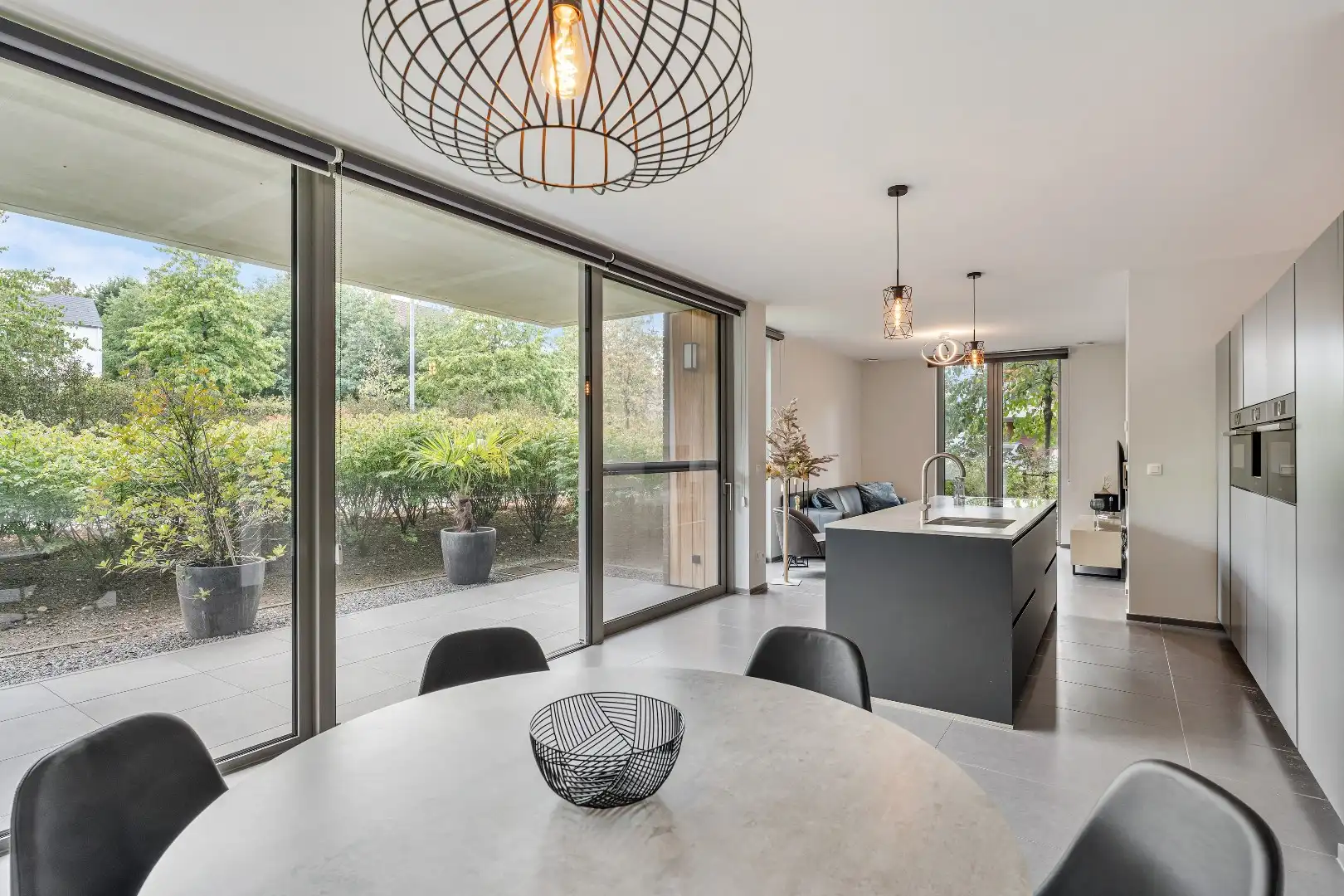 Exclusief gelijkvloers appartement met ruime terrassen, 2 slpk, extra brede autostaanplaats, centrum Genk foto 5