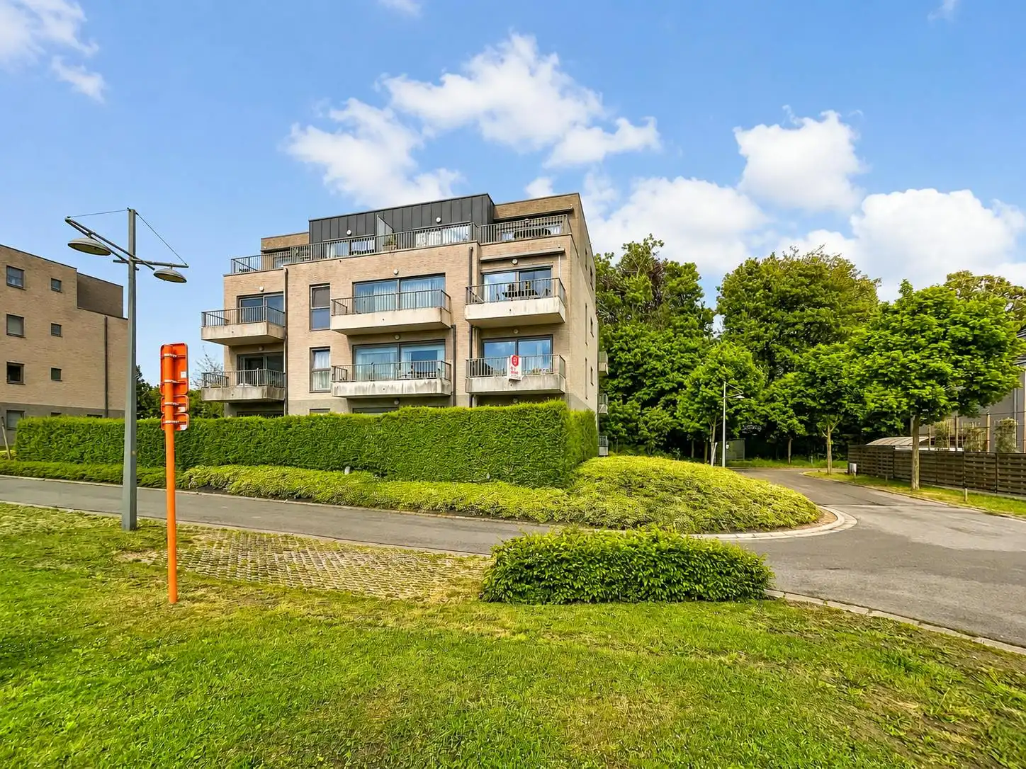 Gunstig gelegen tweeslaapkamer appartement met 2 terrassen foto 2