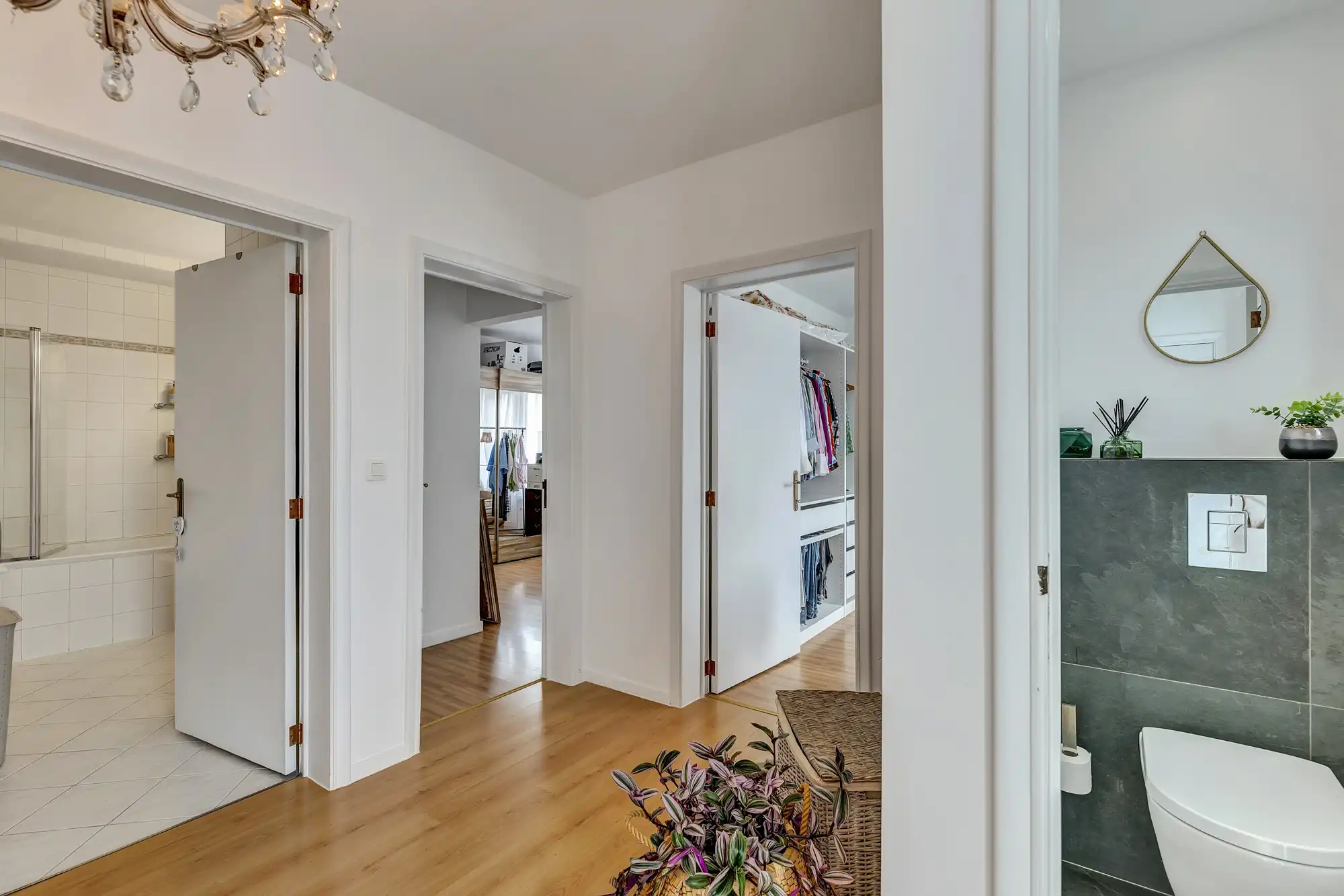 Gerenoveerde woning met 4 slpks op strategische locatie! foto 12