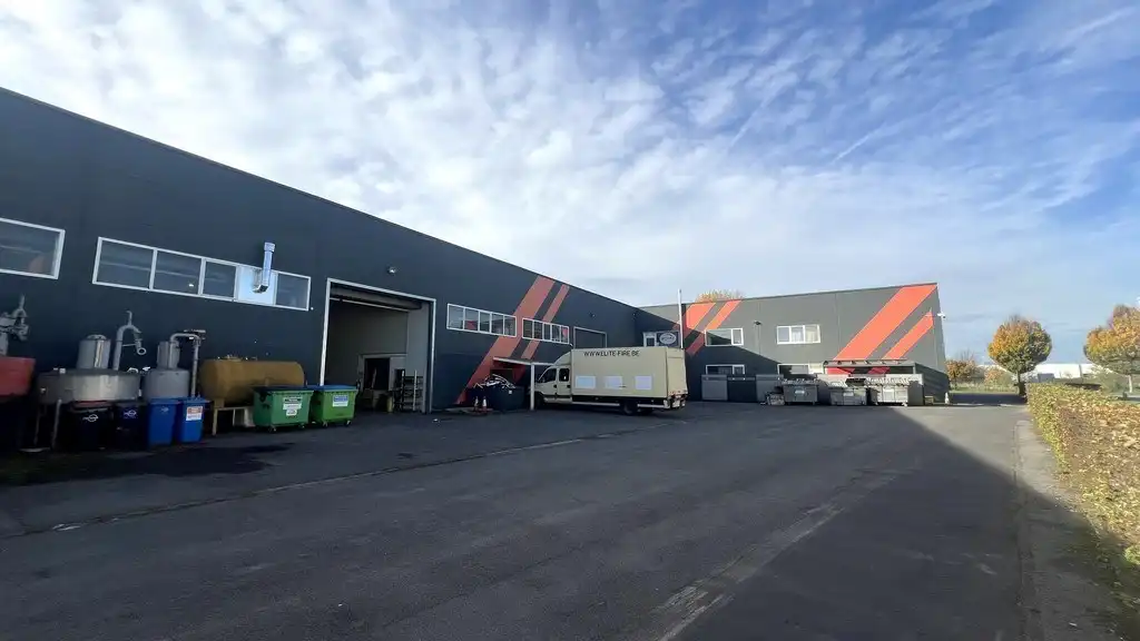 Magazijn met rolbrug en kantoren nabij N47 in Zele foto 24