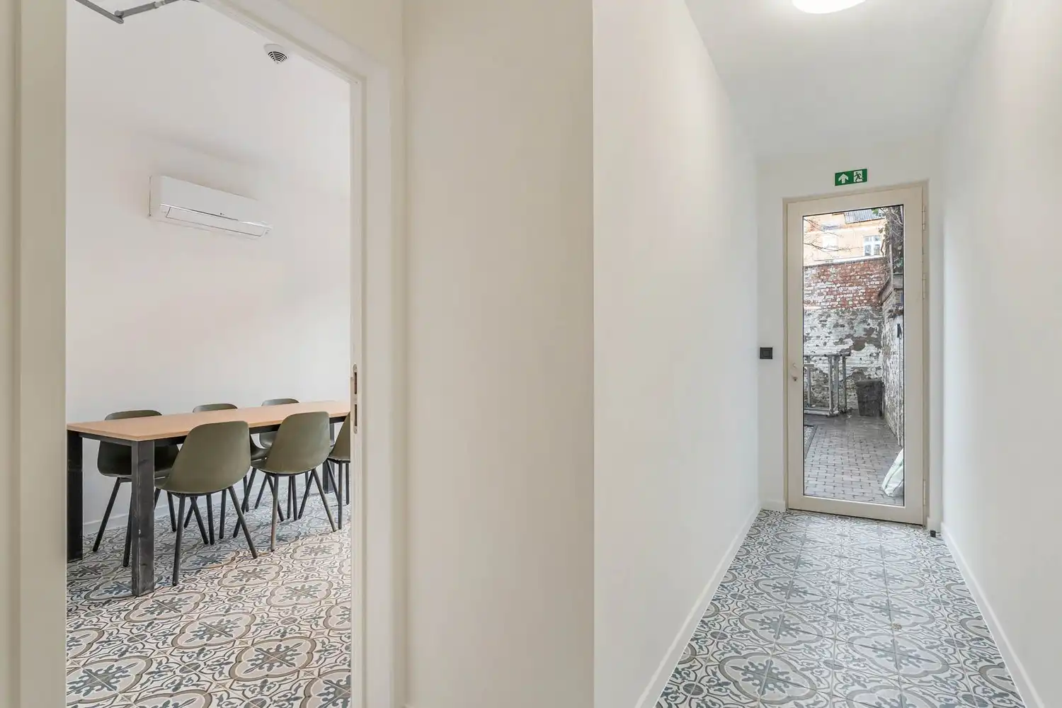 TOTAALRENOVATIE - Goed gelegen en gemeubelde studentenkamer met eigen sanitair (wc, douche & wastafel)! foto 3