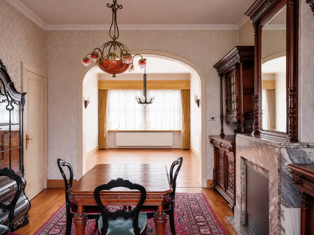 Architecturale herenwoning met drie bouwlagen en ruime tuin, opgetrokken in art deco en de Nieuwe Zakelijkheid. foto 2