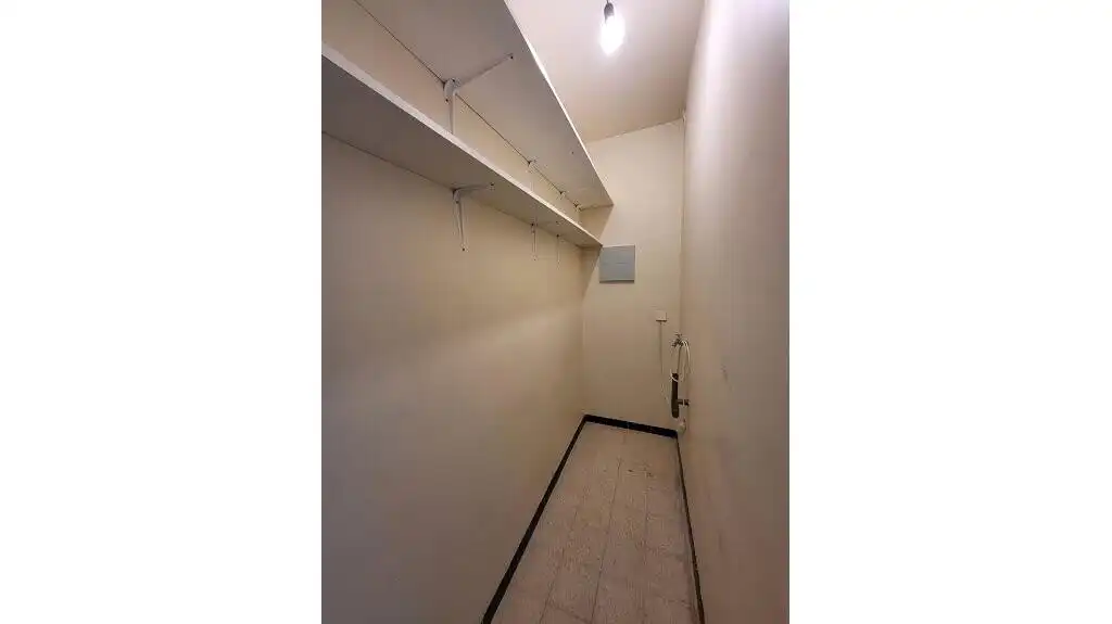 Ruim 2-slaapkamerappartement + Autostandplaats te koop in Assebroek Brugge foto 10