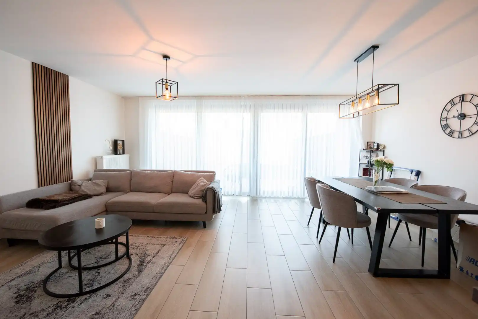 Prachtig gelijkvloers appartement  TE HUUR vlakbij park Baron Casier. foto 2