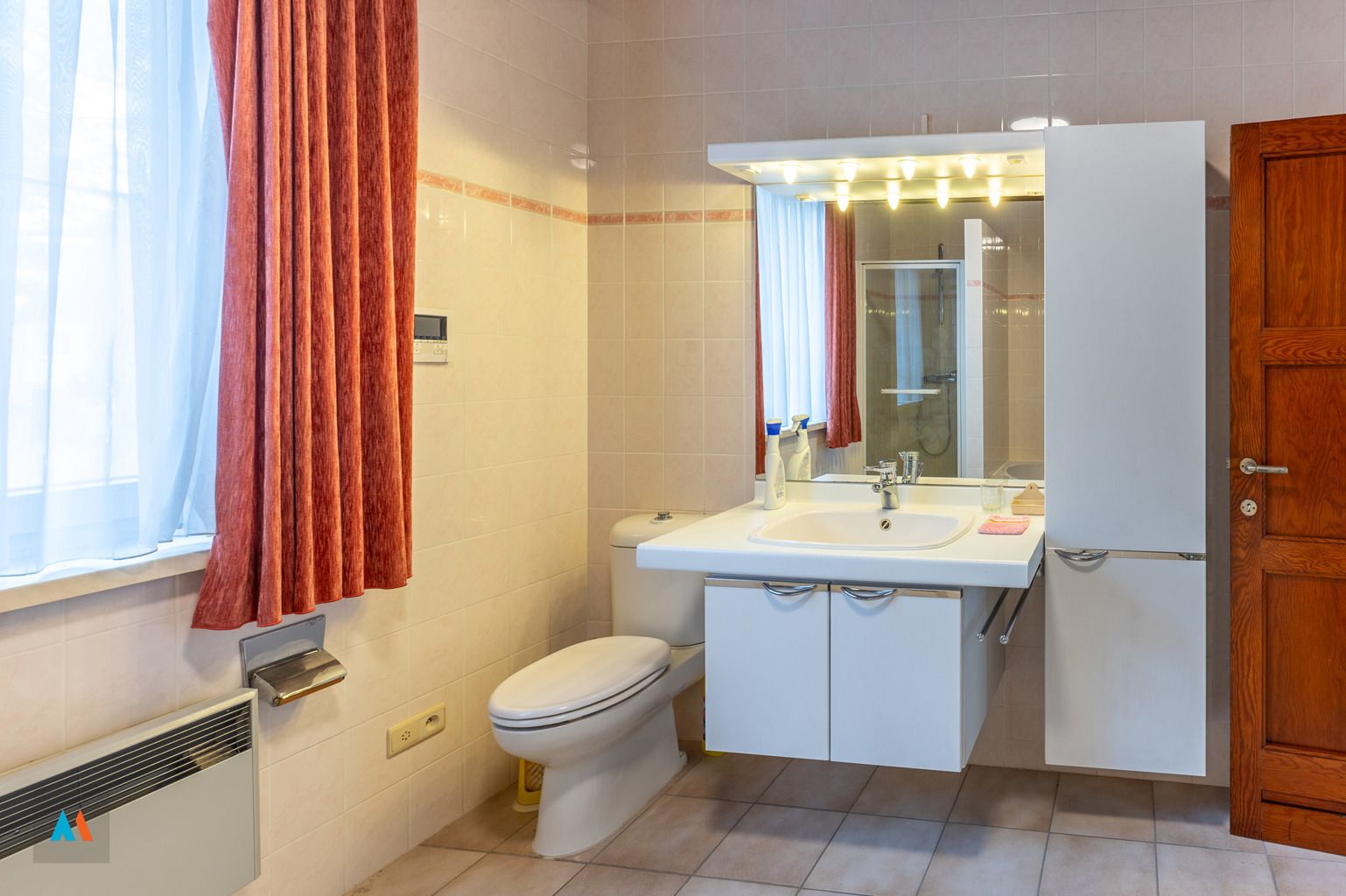 Gezinswoning met ruime loods foto 11