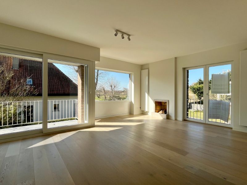 Modern en lichtrijk appartement met groot terras foto {{pictureIndex}}