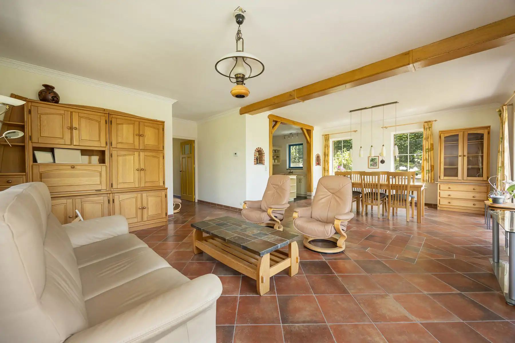Instapklare eengezinswoning met 4 slaapkamers op een perceel van 1.296m².  foto 4