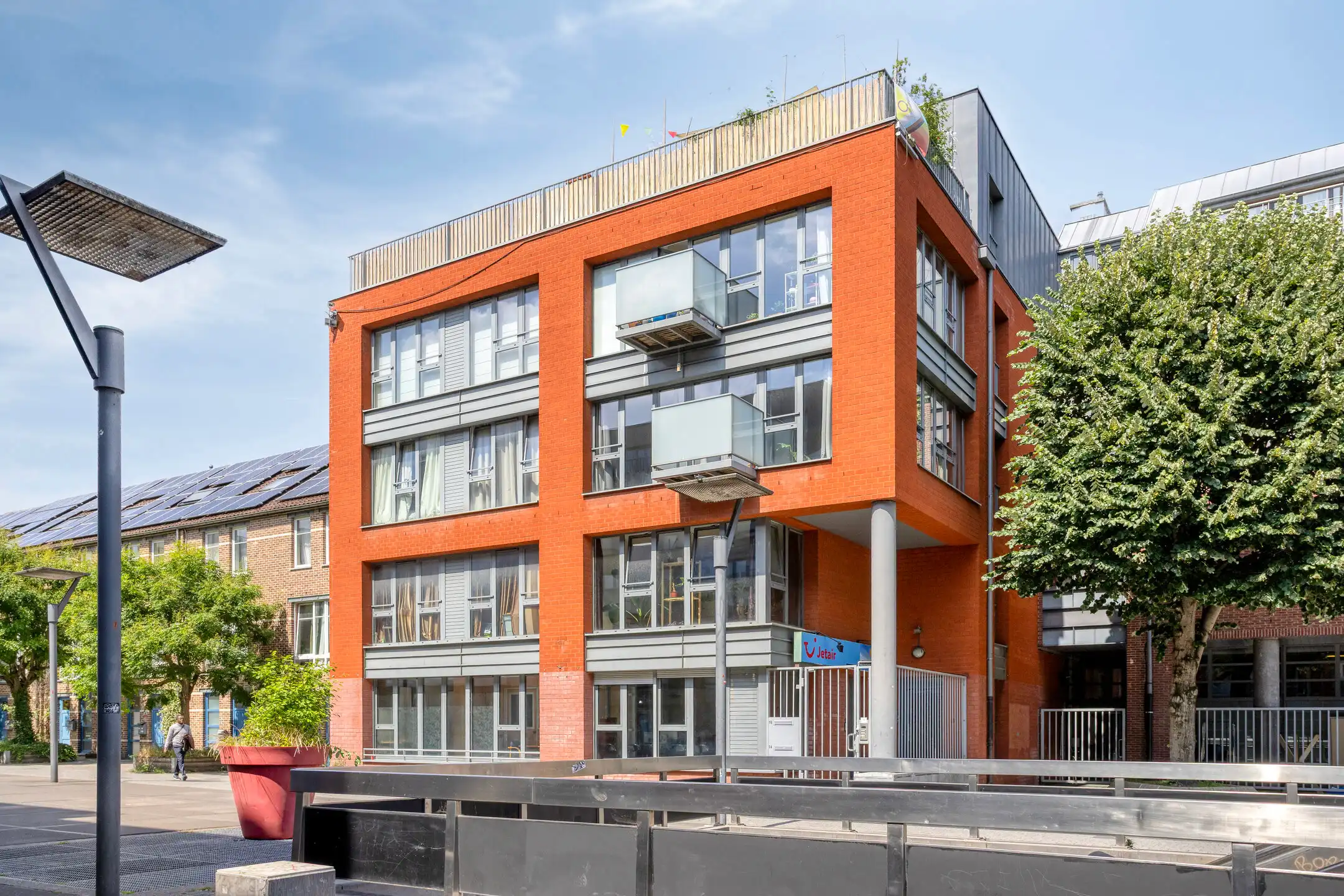 Appartement met balkon, kanaalzicht en 4,55% rendement foto {{pictureIndex}}